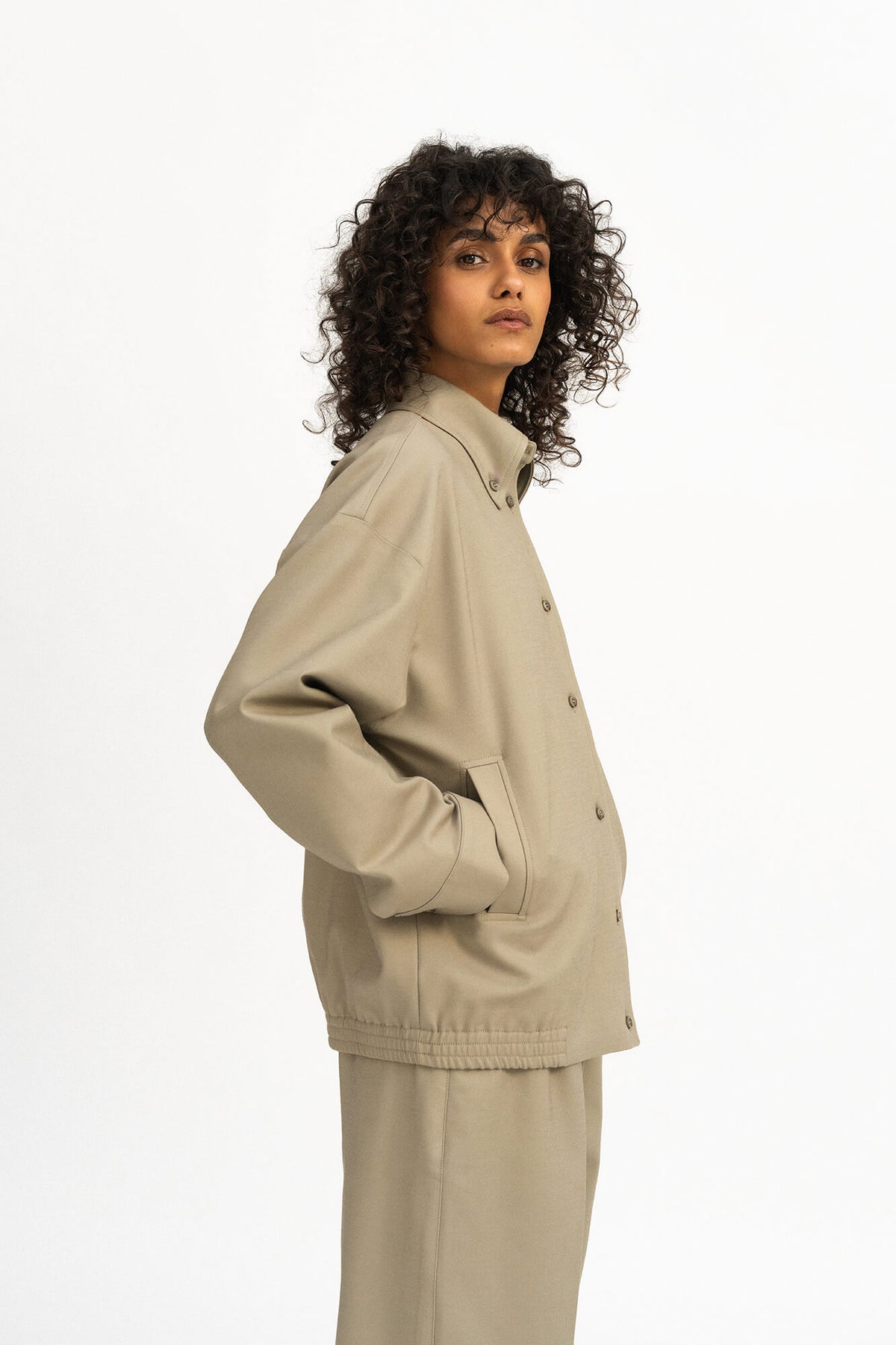 Jacke Alba in Sandstone von der Seite by VIVAL.STUDIO