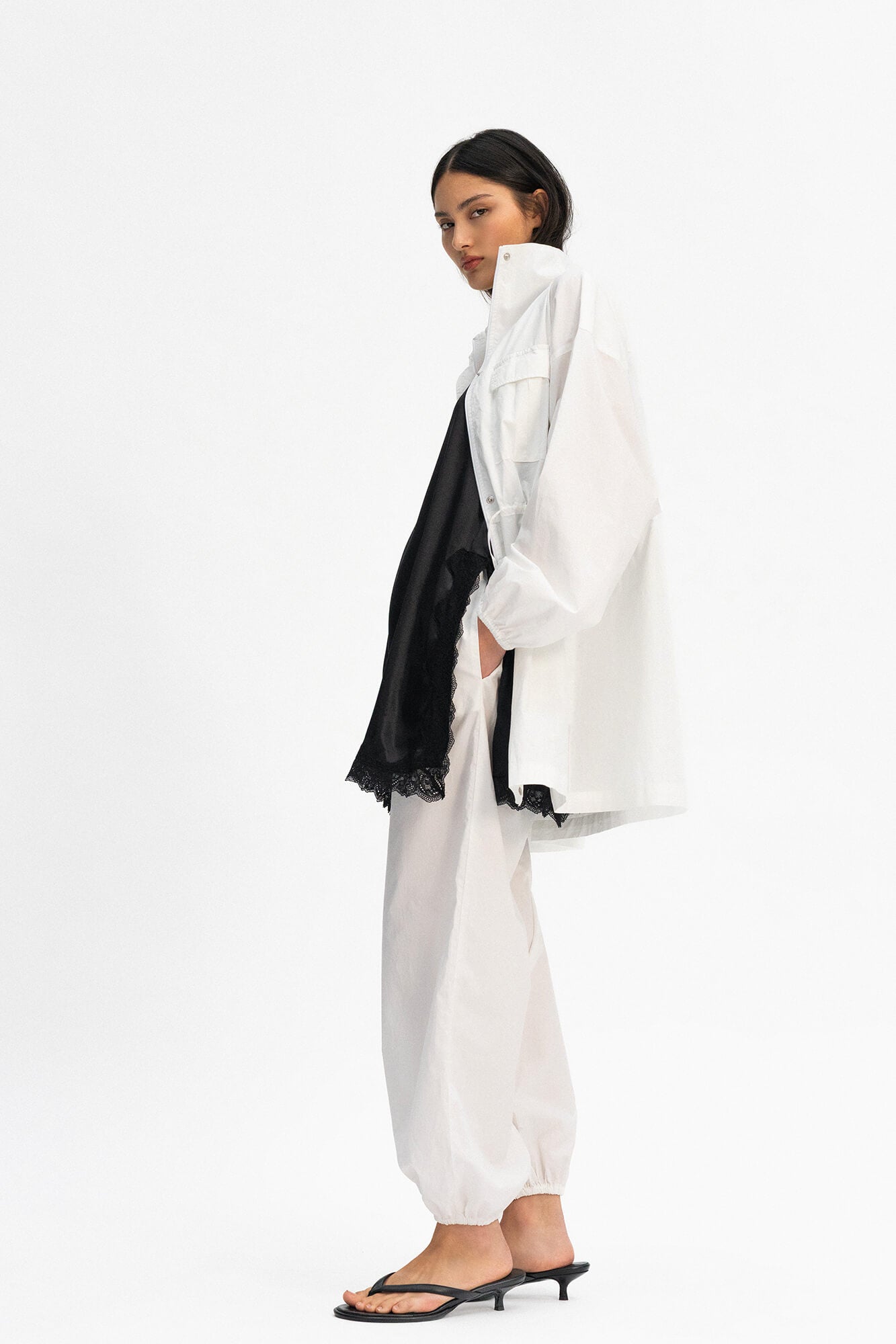 Jacke Nale in Offwhite von der Seite by VIVAL.STUDIO