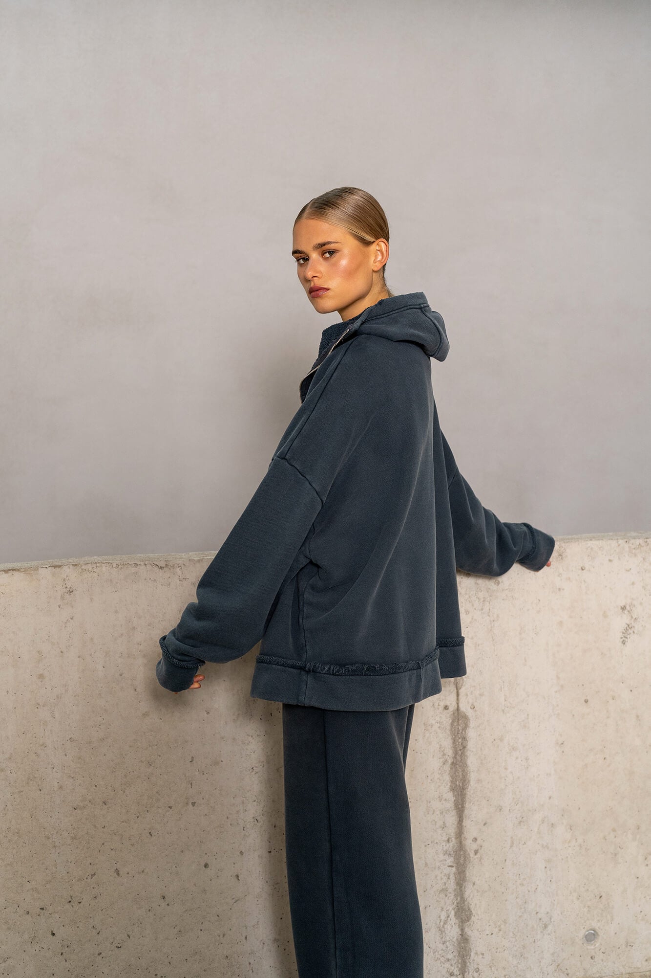 Kapuzenjacke Vance in anthrazit by VIVAL.STUDIO