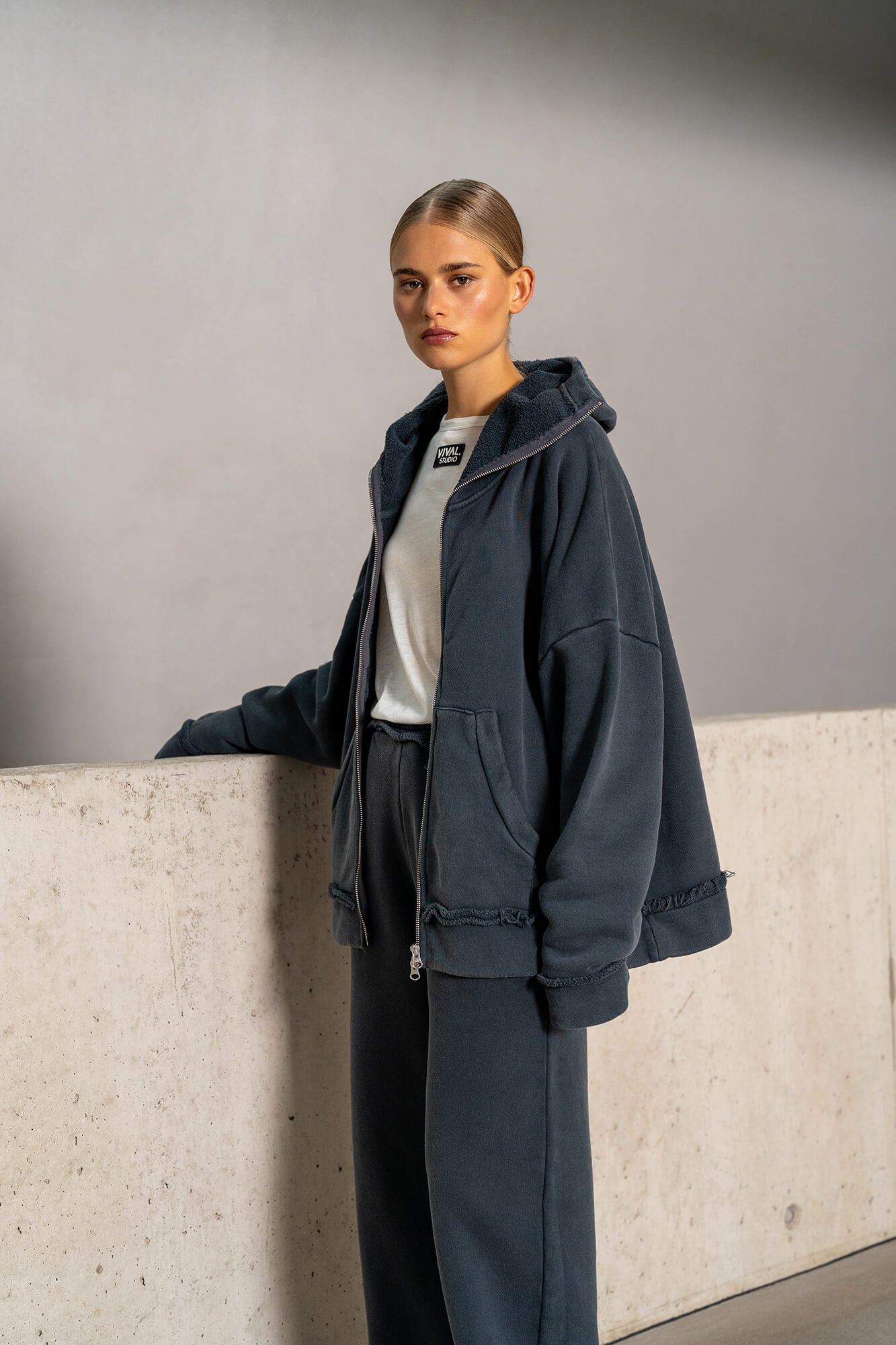 Kapuzenjacke Vance in anthrazit by VIVAL.STUDIO