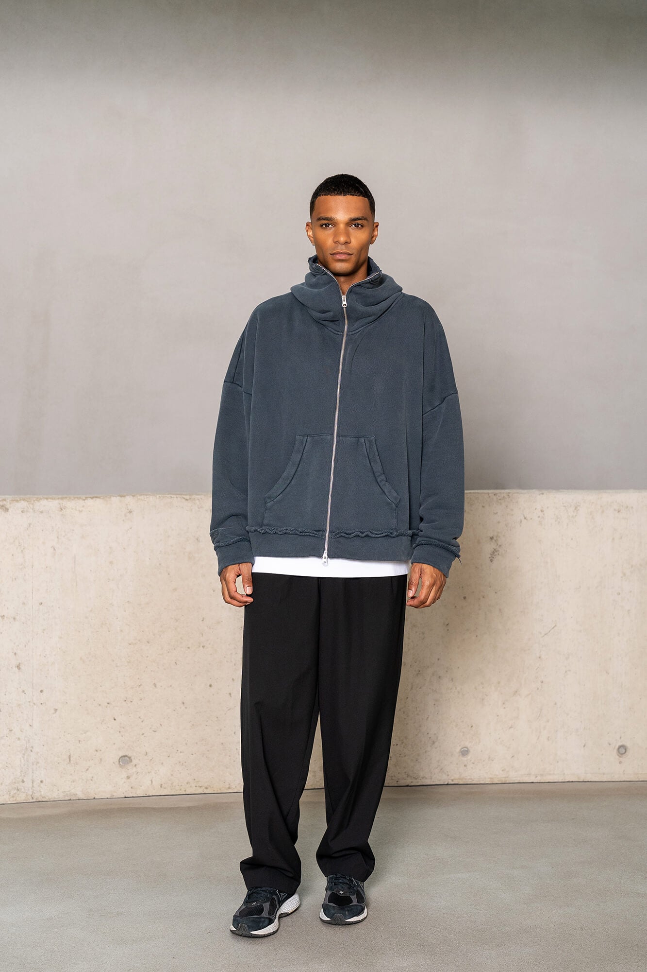 Kapuzenjacke Vance in anthrazit by VIVAL.STUDIO