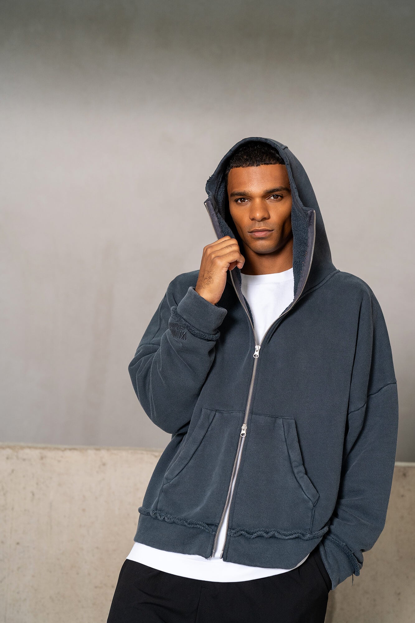 Kapuzenjacke Vance in anthrazit by VIVAL.STUDIO