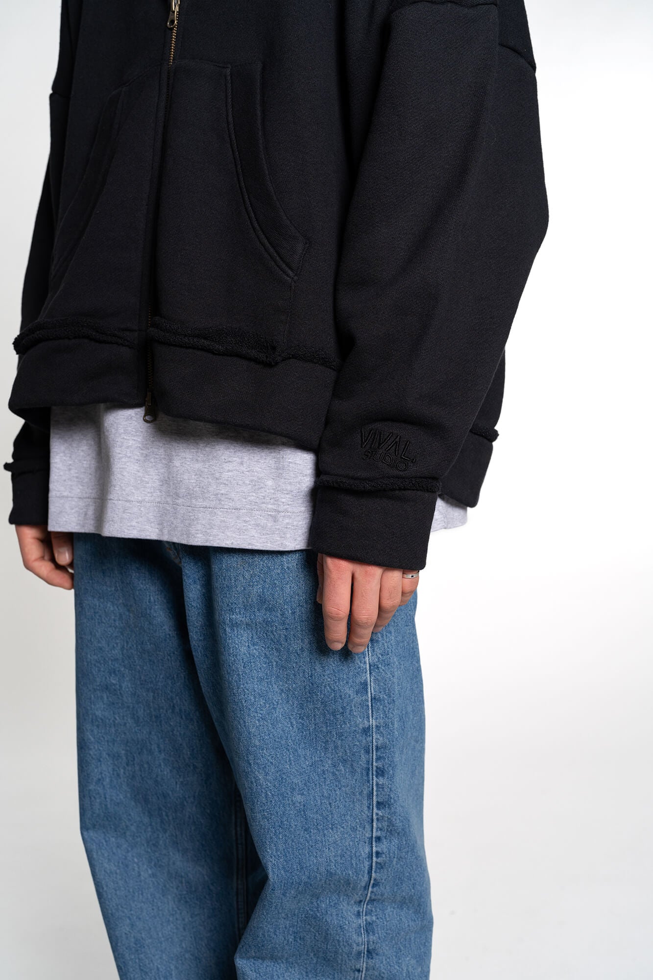 Kapuzenjacke Vance in schwarz by VIVAL.STUDIO