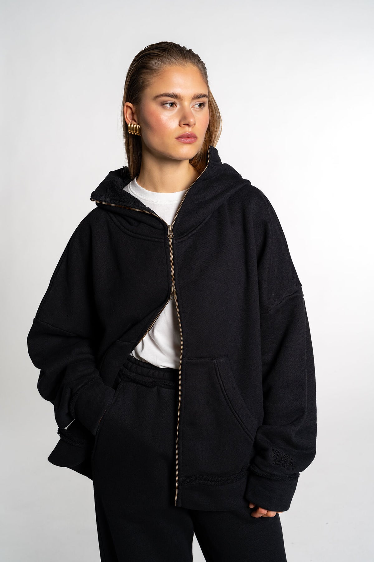 Kapuzenjacke Vance in schwarz by VIVAL.STUDIO