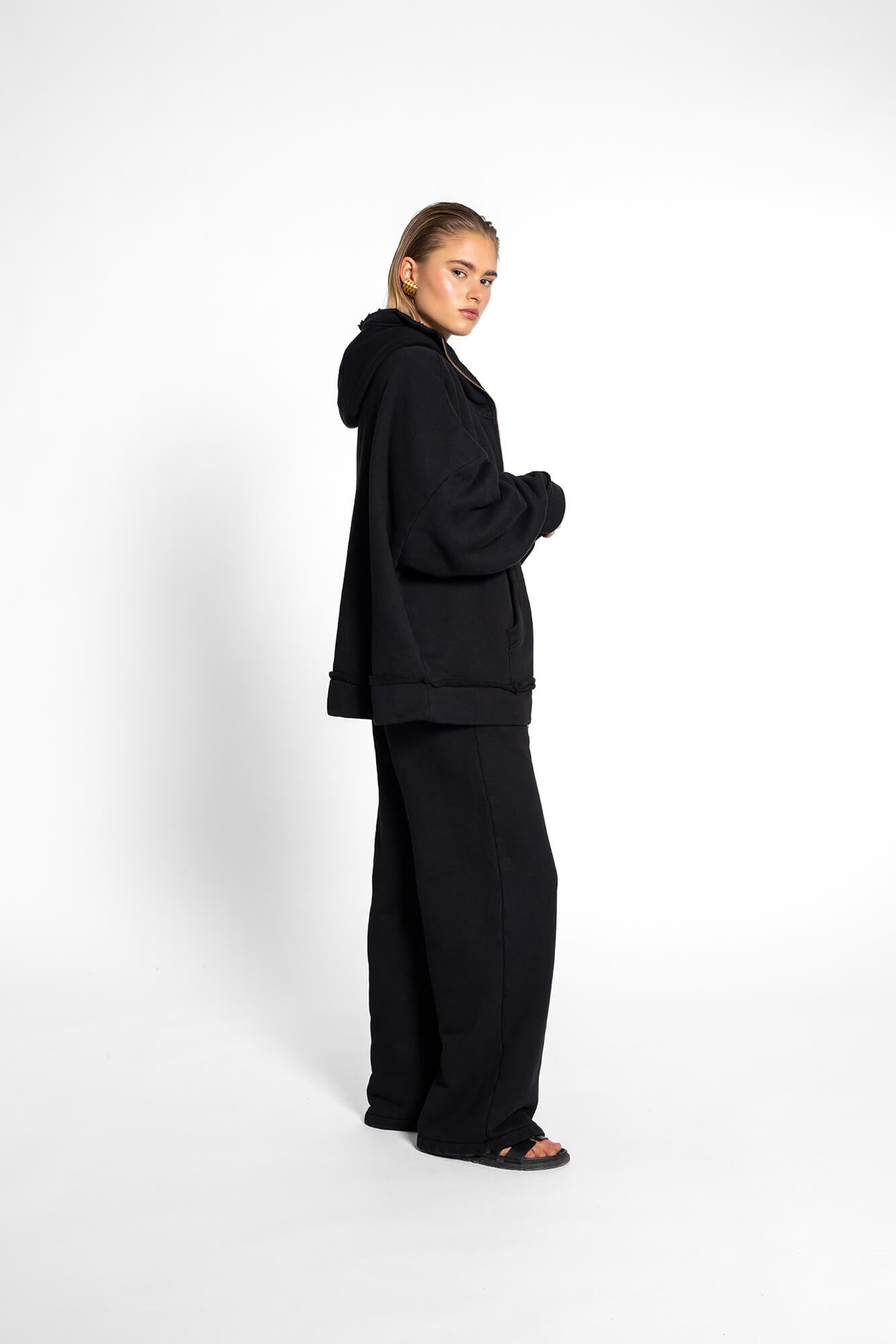 Kapuzenjacke Vance in schwarz by VIVAL.STUDIO