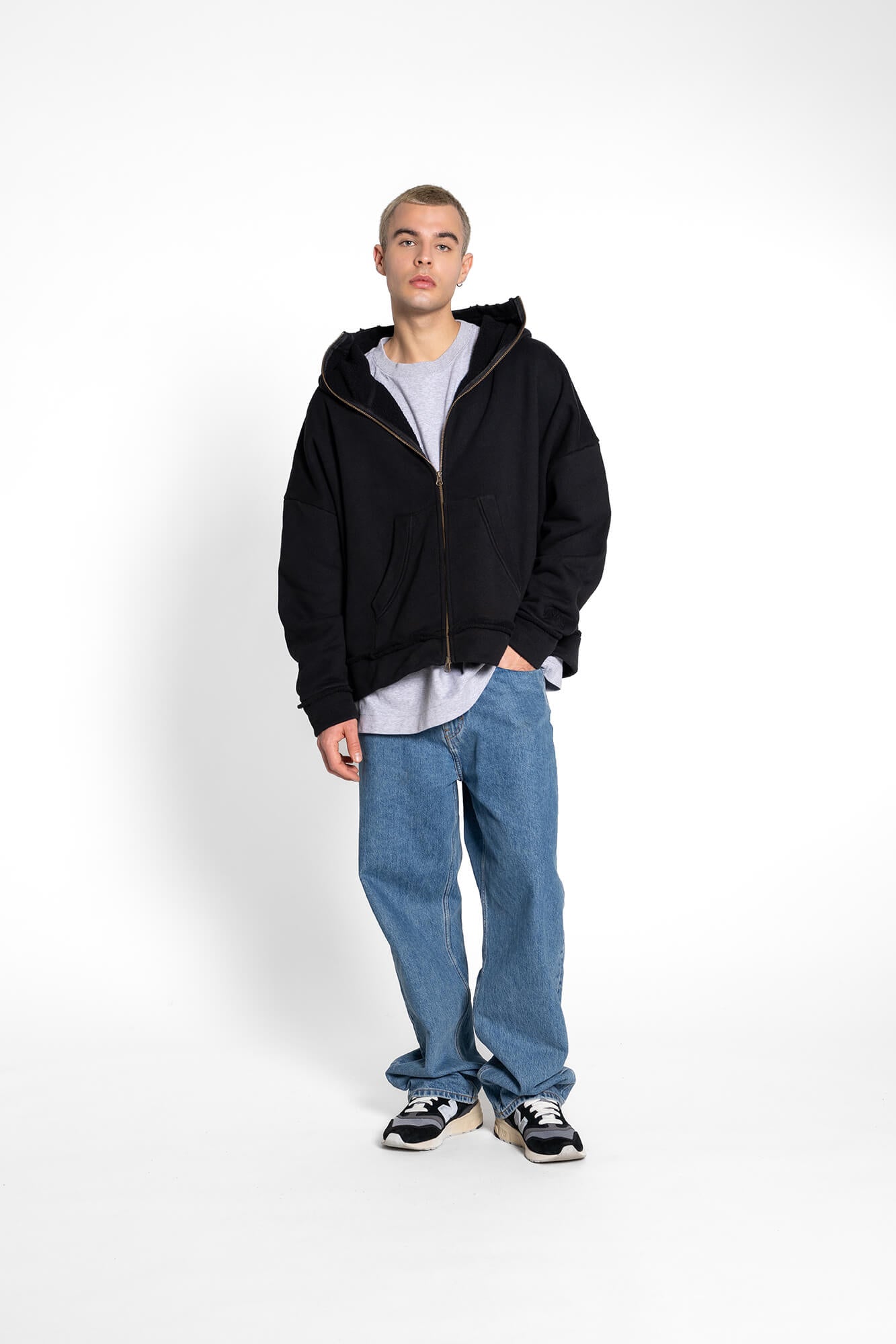 Kapuzenjacke Vance in schwarz by VIVAL.STUDIO