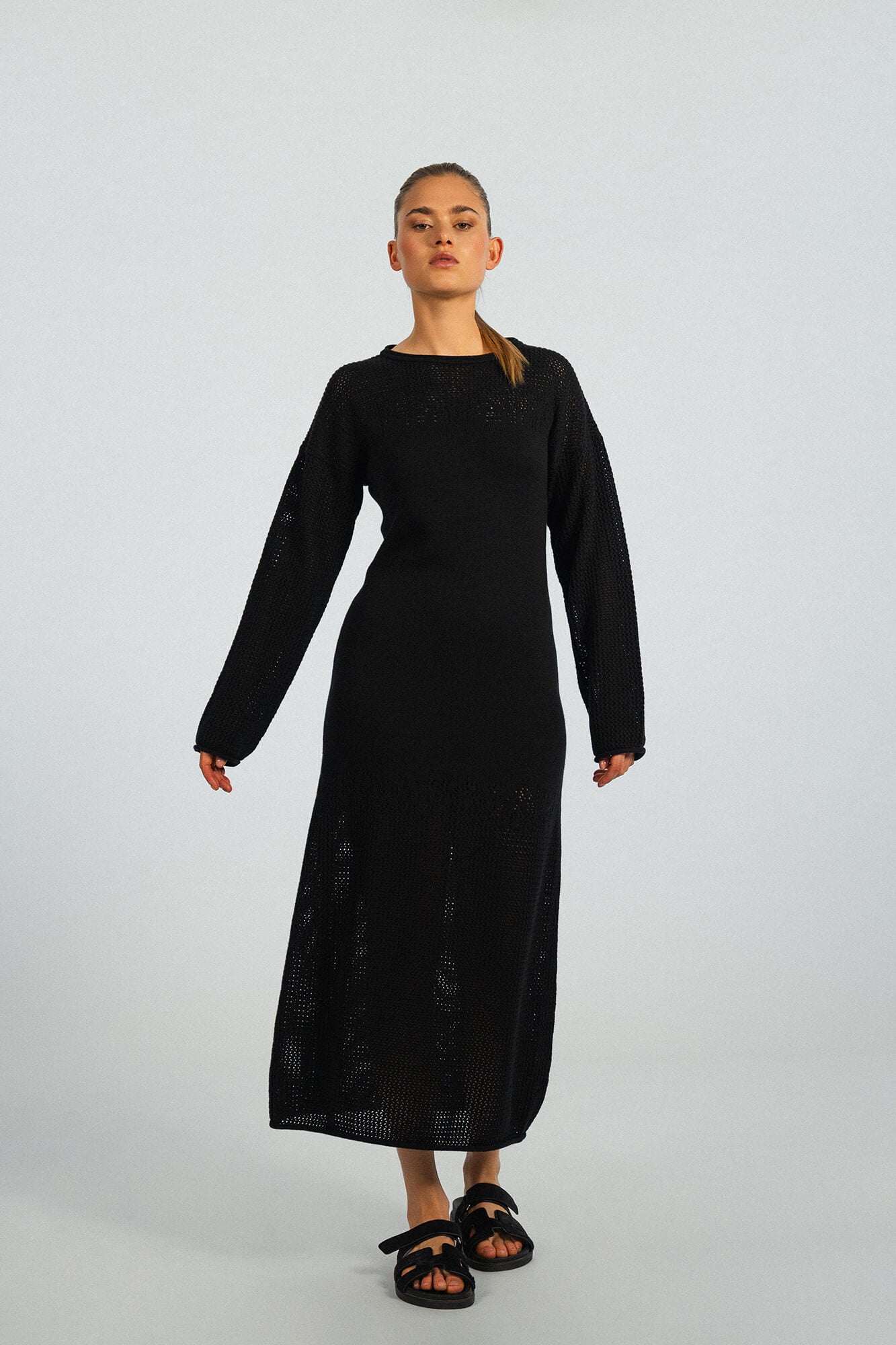 Kleid Clea in Schwarz von vorne by VIVAL.STUDIO