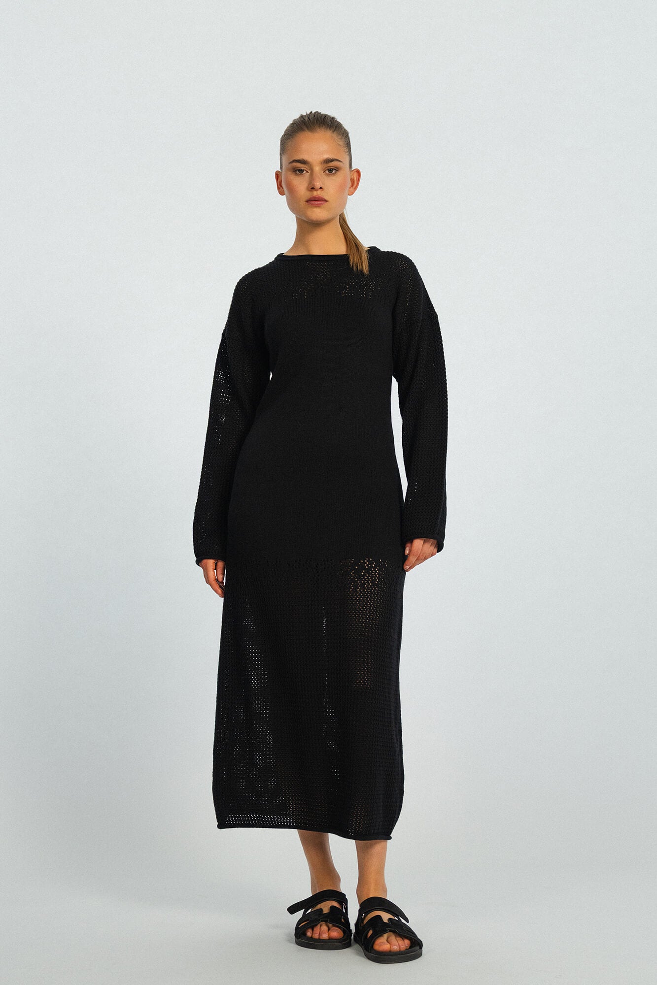 Kleid Clea in Schwarz von vorne by VIVAL.STUDIO