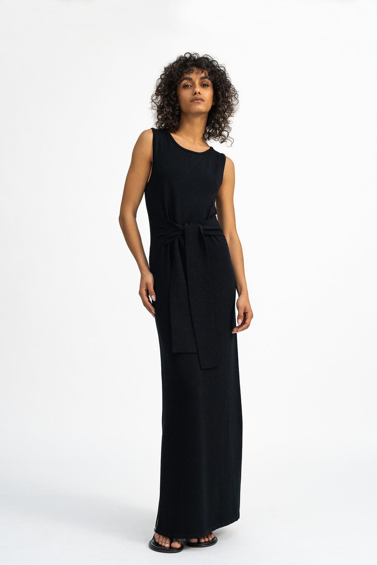 Kleid Rim in Schwarz von vorne by VIVAL.STUDIO