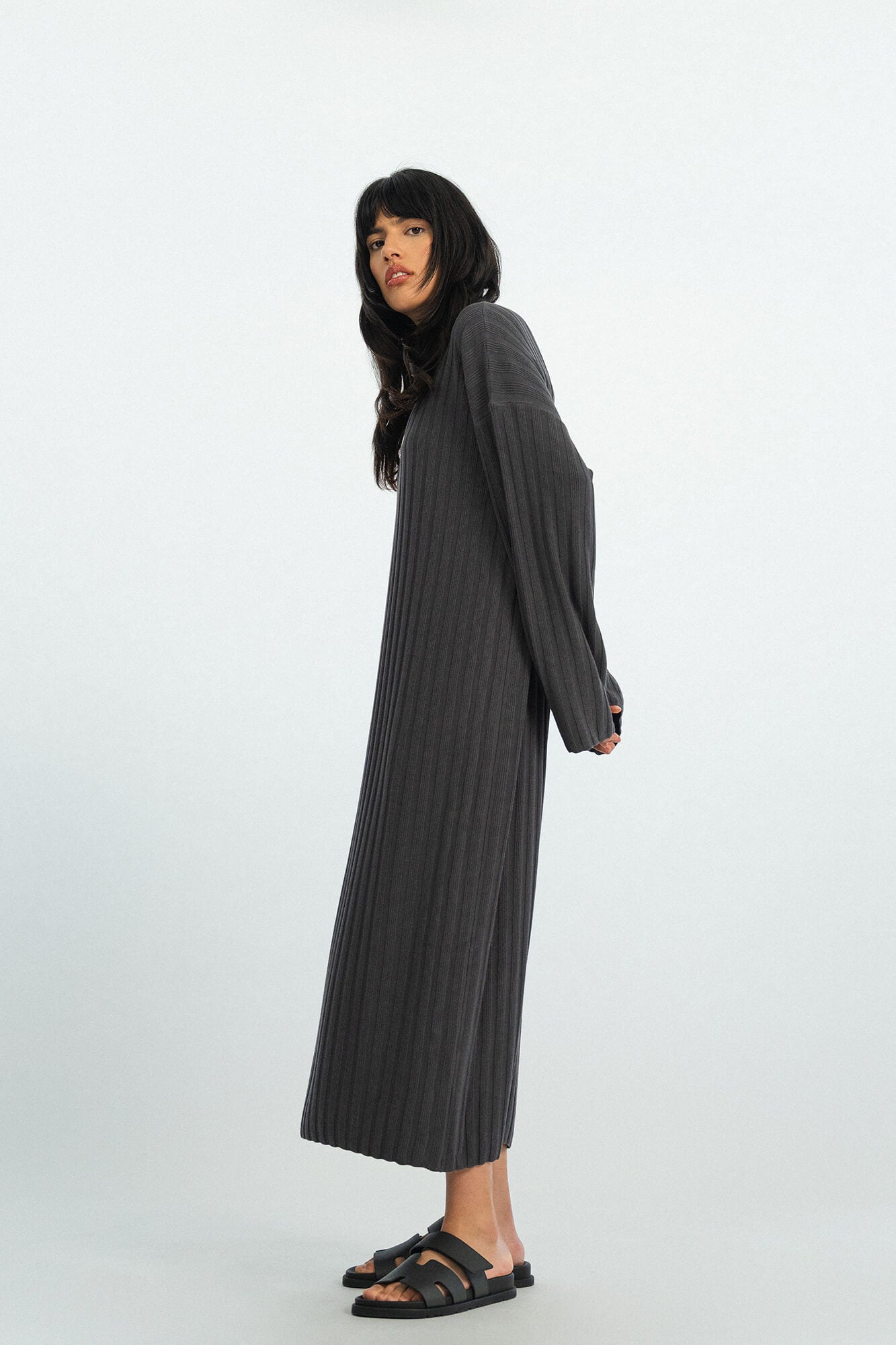 Kleid Romy in Asphalt seitlich by VIVAL.STUDIO