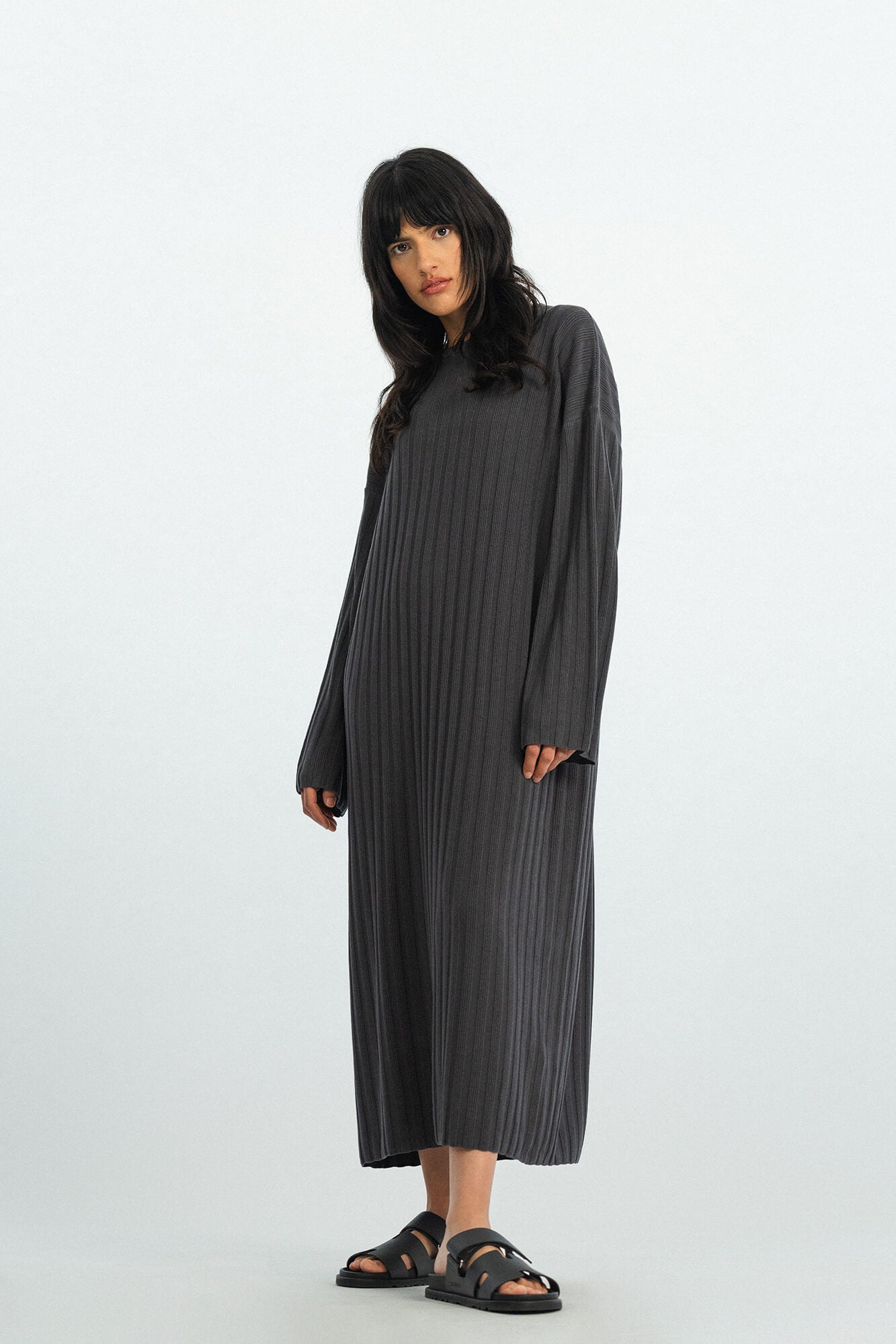 Kleid Romy in Asphalt von vorne by VIVAL.STUDIO