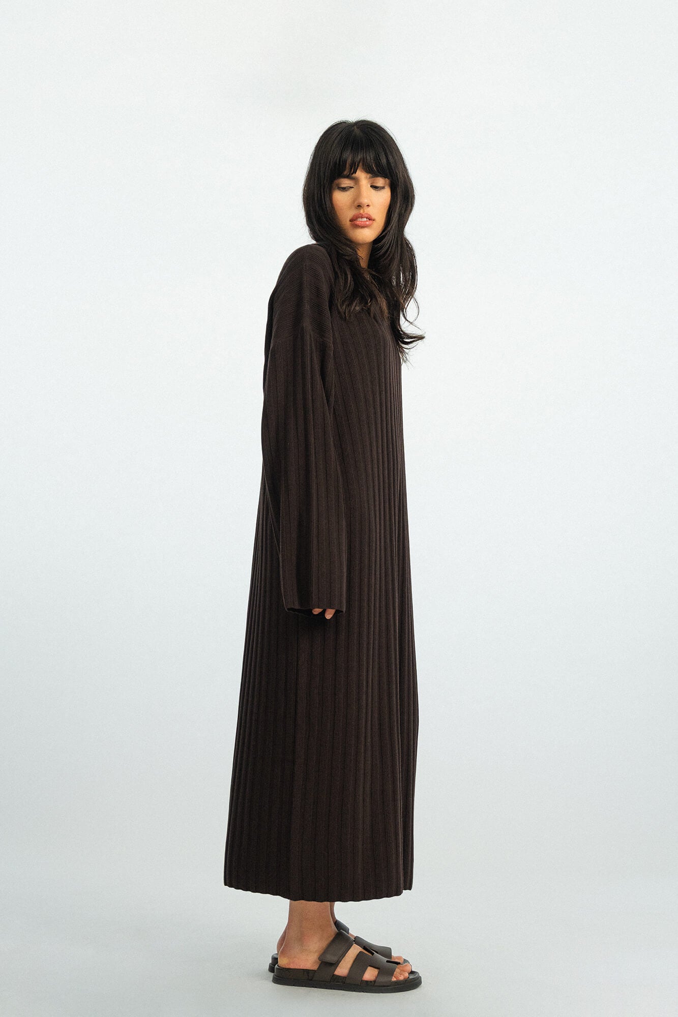 Kleid Romy in Dunkelbraun seitlich by VIVAL.STUDIO