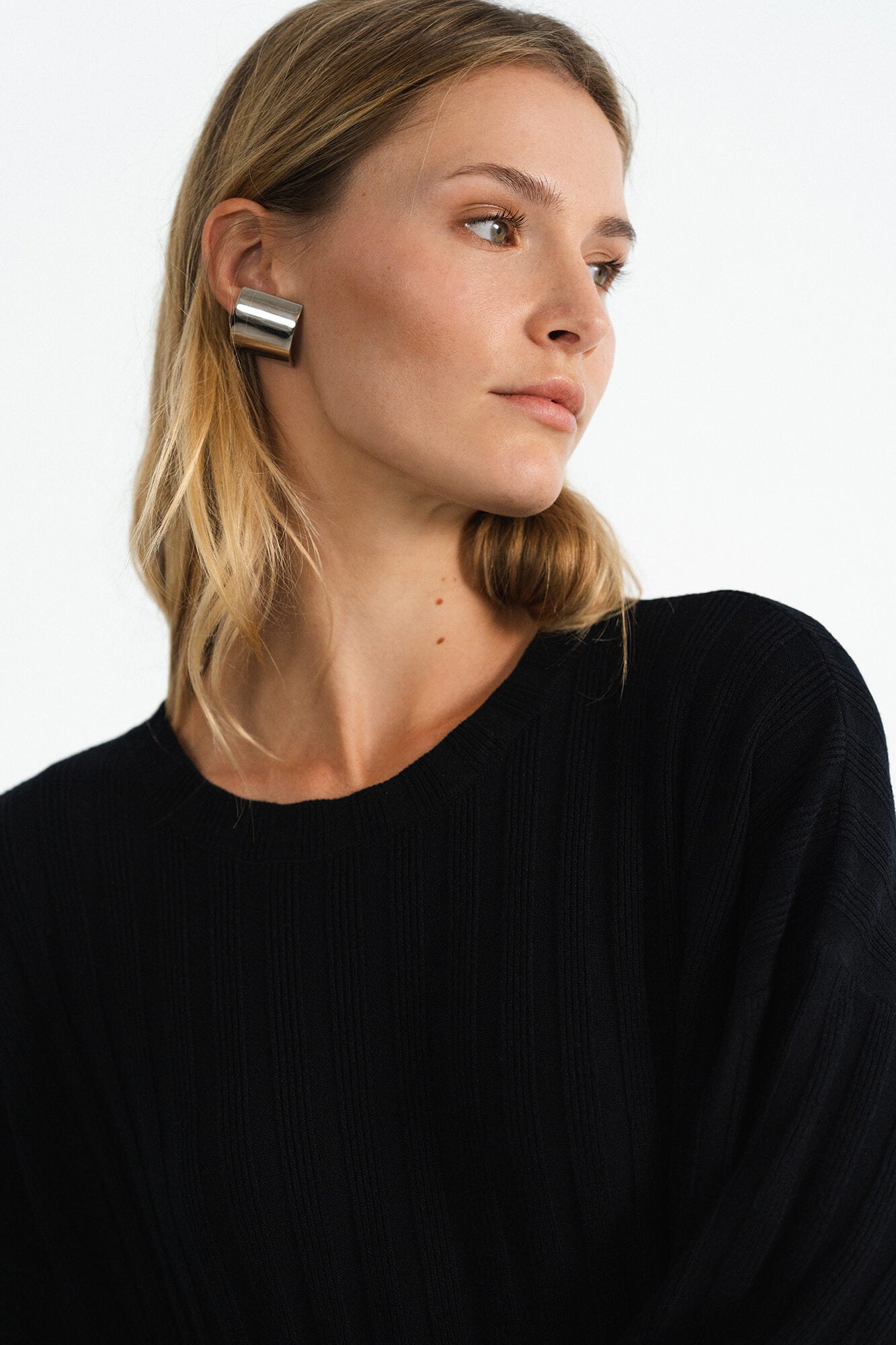 Kleid Romy in Schwarz von vorne by VIVAL.STUDIO