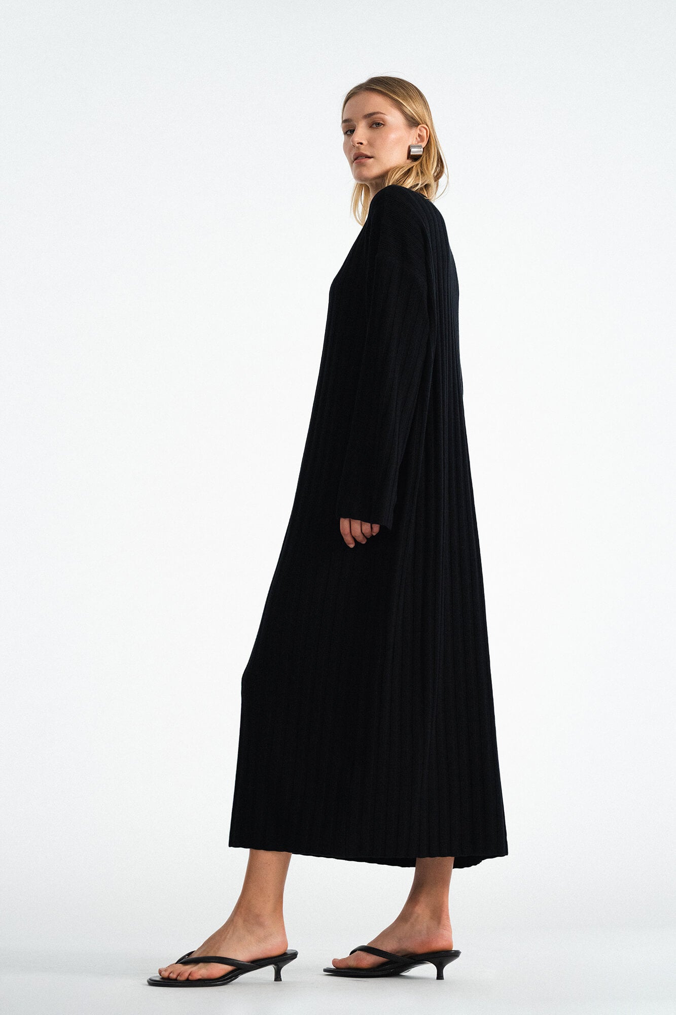 Kleid Romy in Schwarz von der Seite by VIVAL.STUDIO