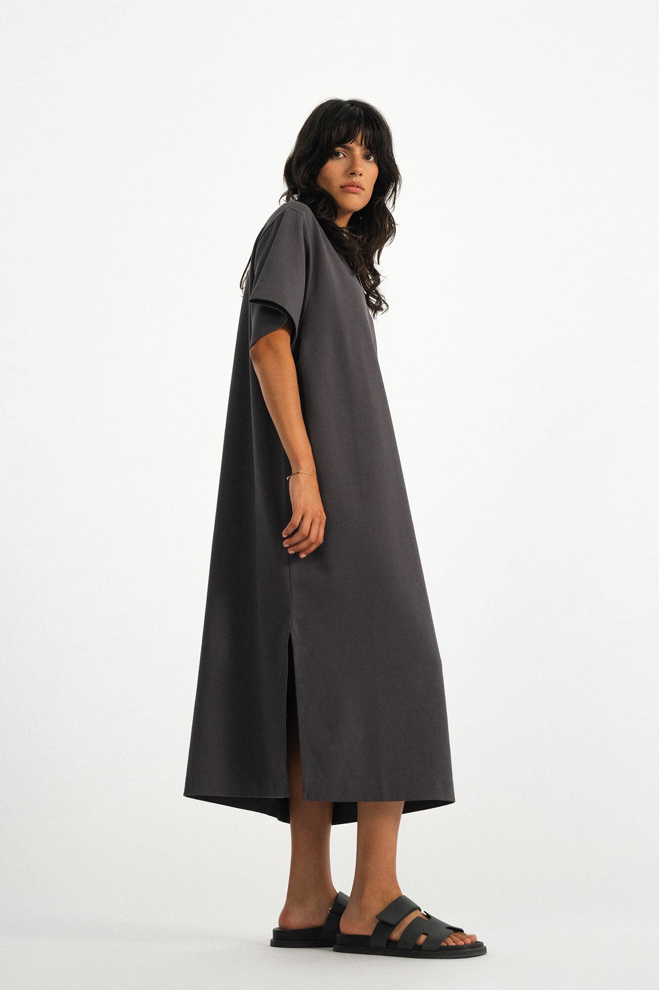 Kleid Sue in Asphalt seitlich by VIVAL.STUDIO