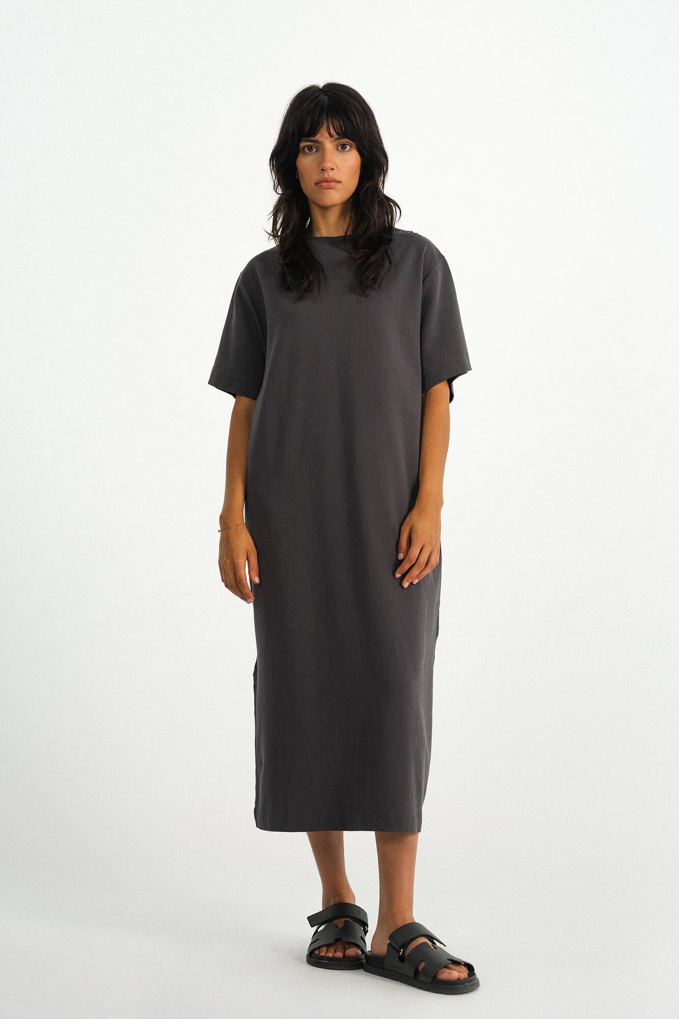 Kleid Sue in Asphalt von vorne by VIVAL.STUDIO