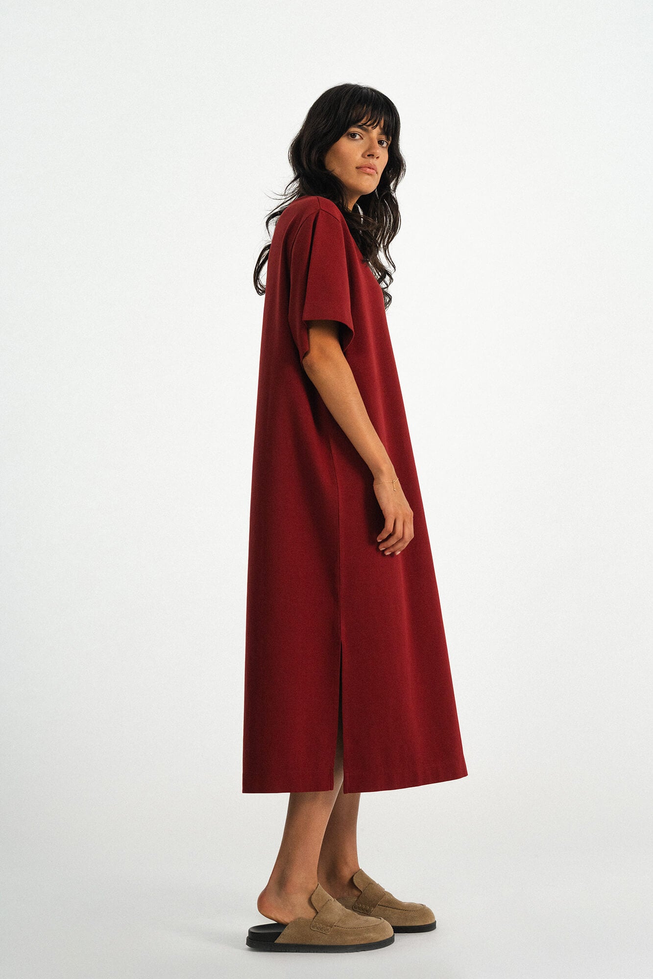 Sue Kleid in Burgundy seitlich by VIVAL.STUDIO