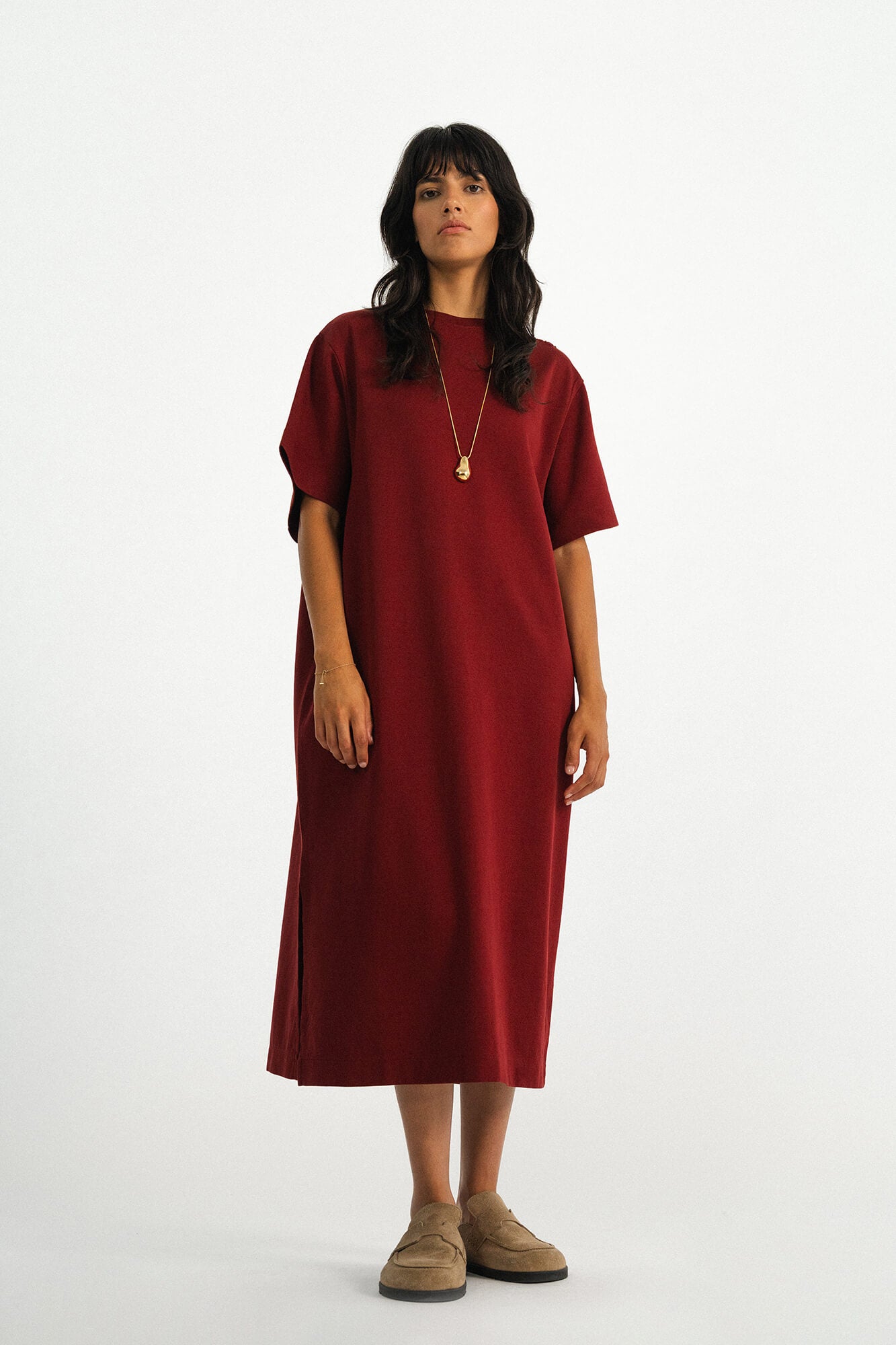 Sue Kleid in Burgundy von vorne by VIVAL.STUDIO