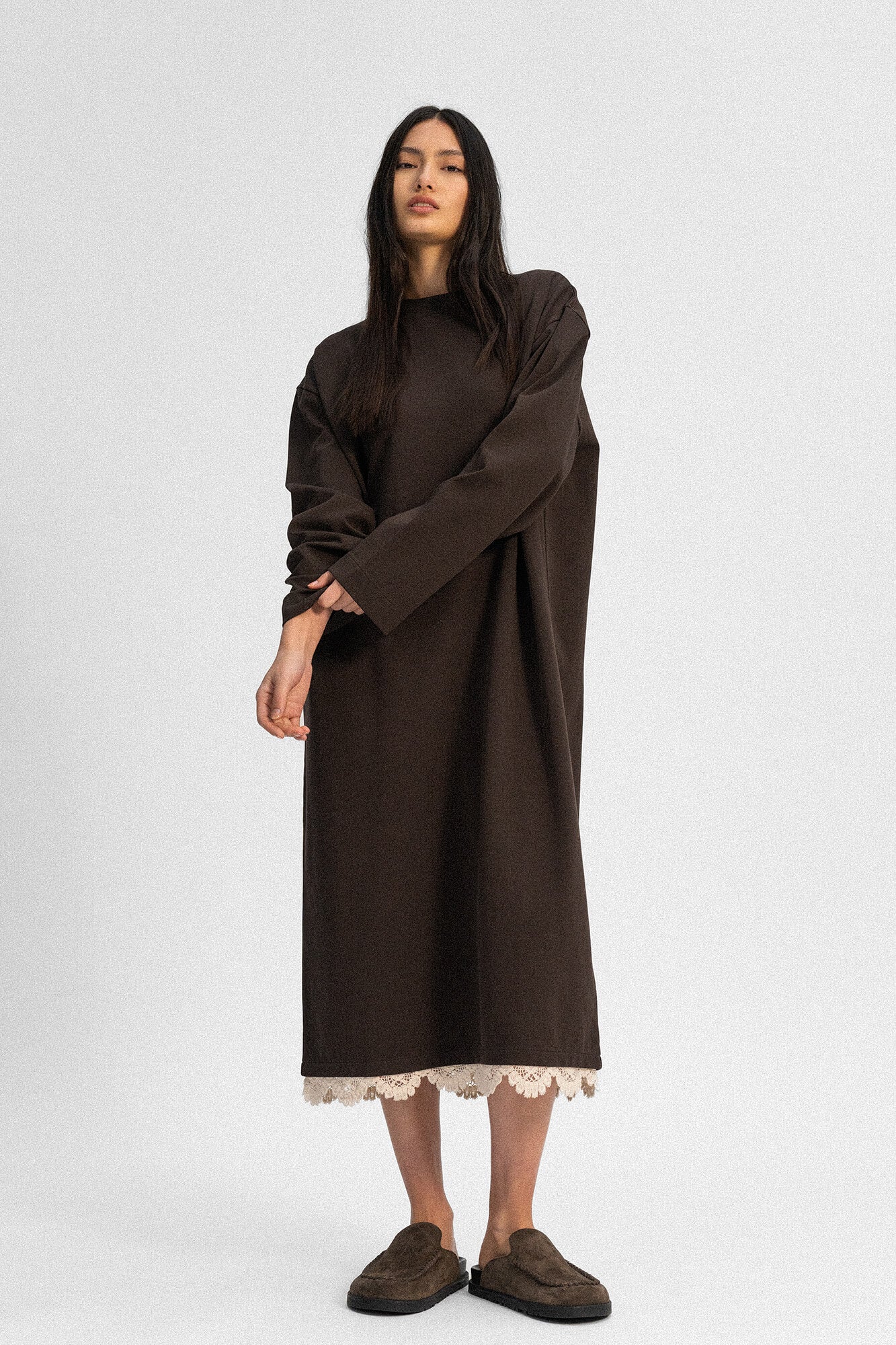 Kleid Sue in Dunkelbraun Crochet von vorne by VIVAL.STUDIO