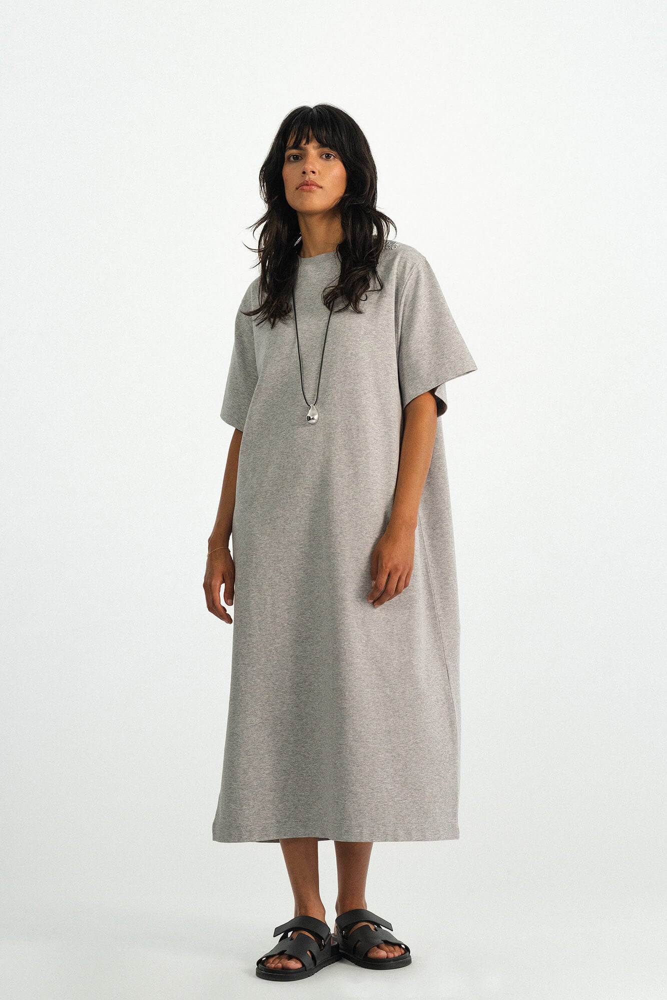 Sue Kleid in Hellgrau Melange von vorne by VIVAL.STUDIO