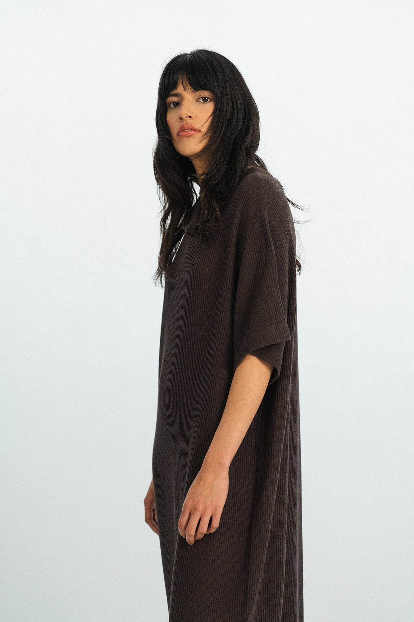 Kleid Syke in Dunkelbraun seitlich by VIVAL.STUDIO