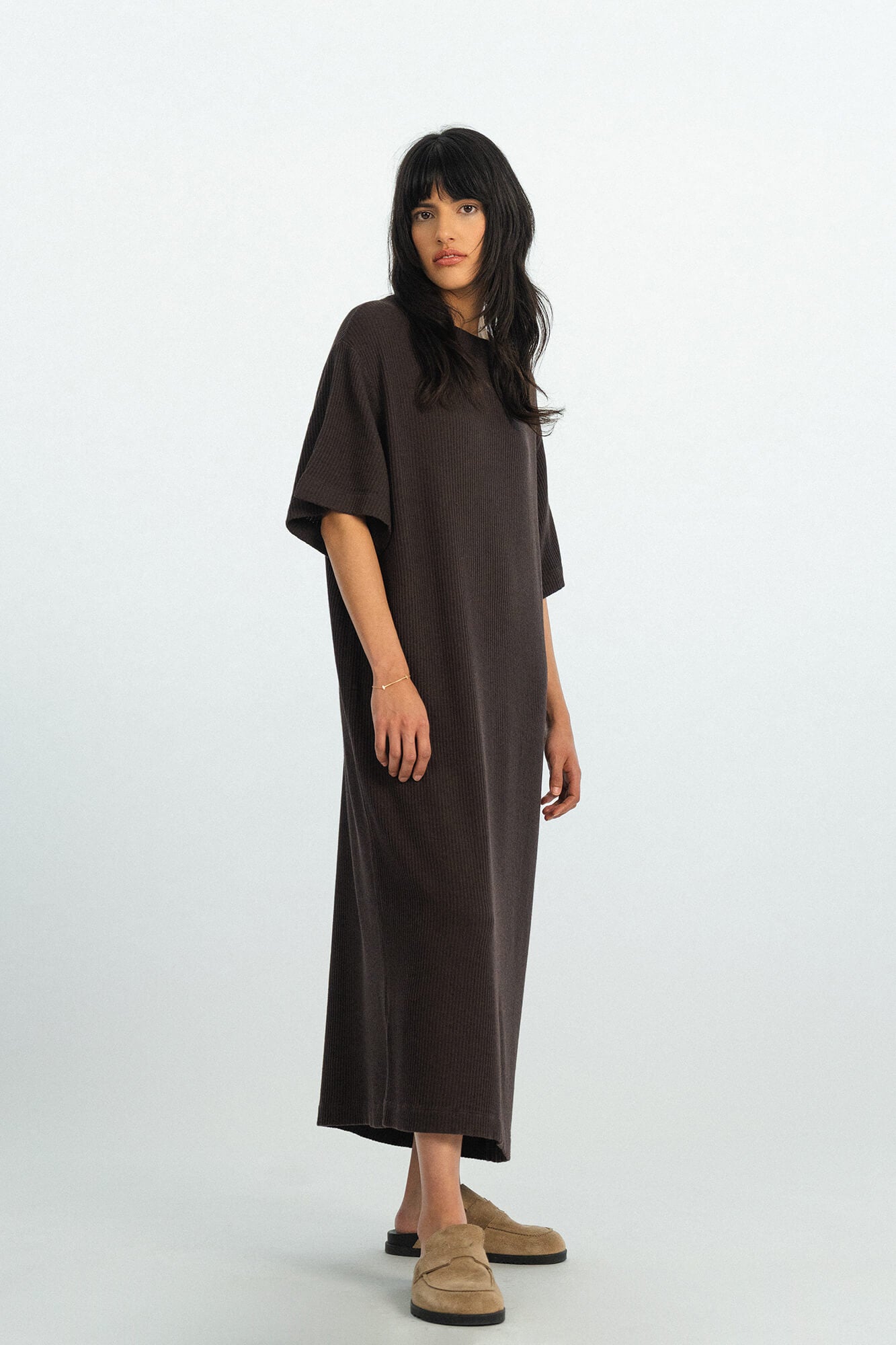 Kleid Syke in Dunkelbraun von vorne by VIVAL.STUDIO