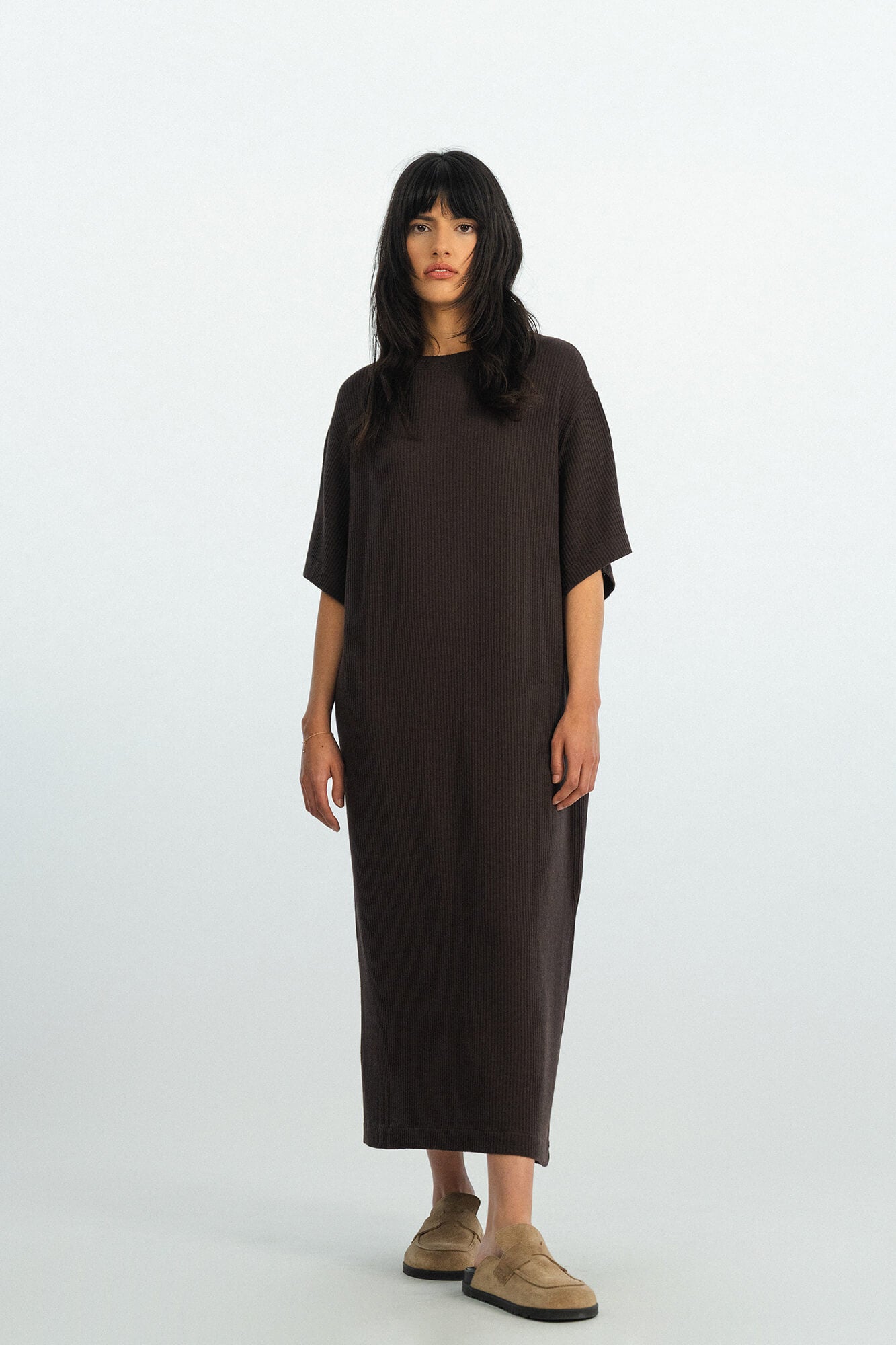 Kleid Syke in Dunkelbraun von vorne by VIVAL.STUDIO