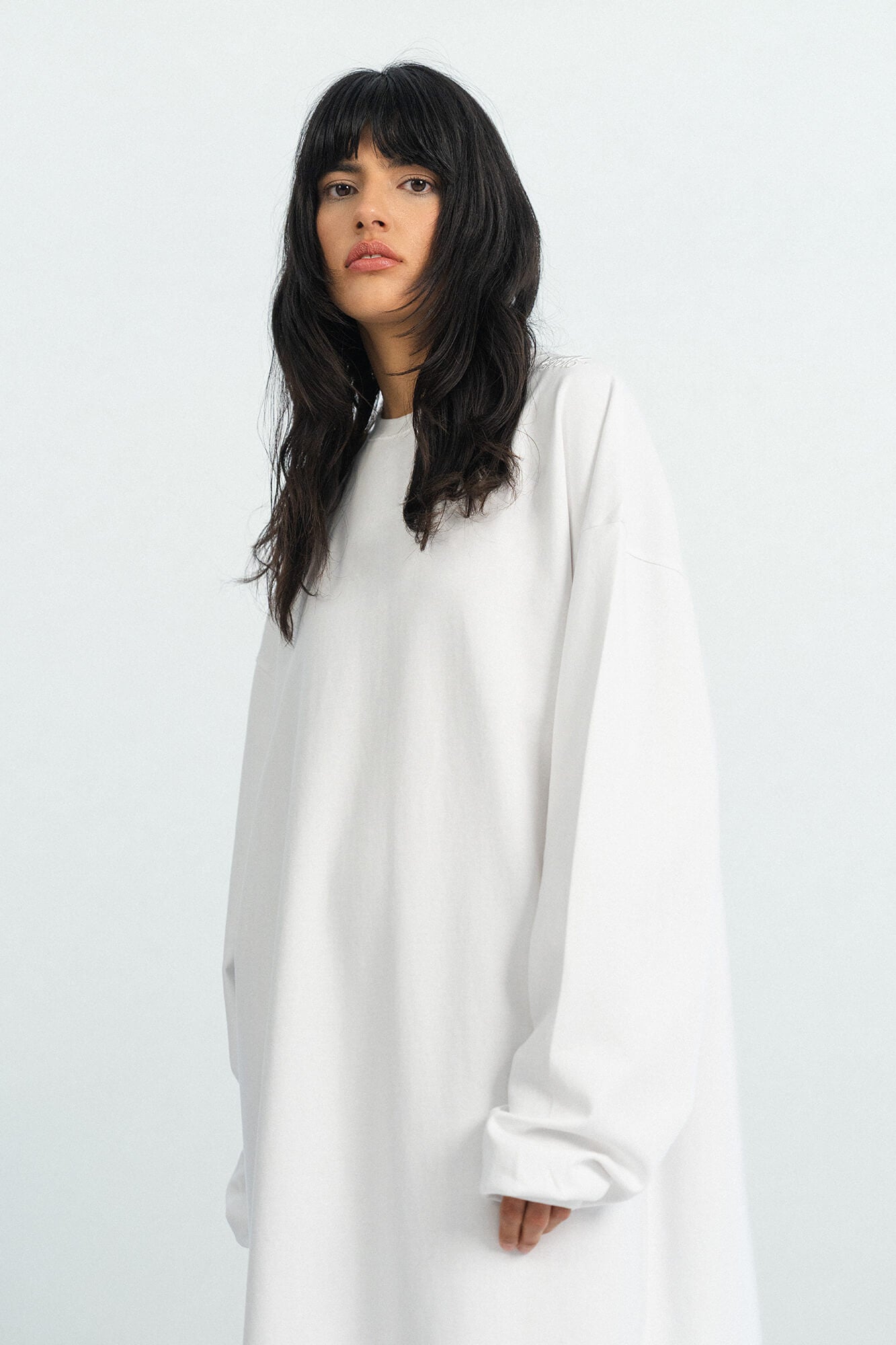 Langarmkleid Sue in Weiß seitlich by VIVAL.STUDIO