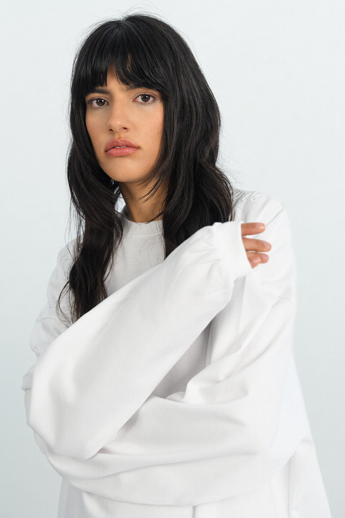 Langarmkleid Sue in Weiß seitlich by VIVAL.STUDIO