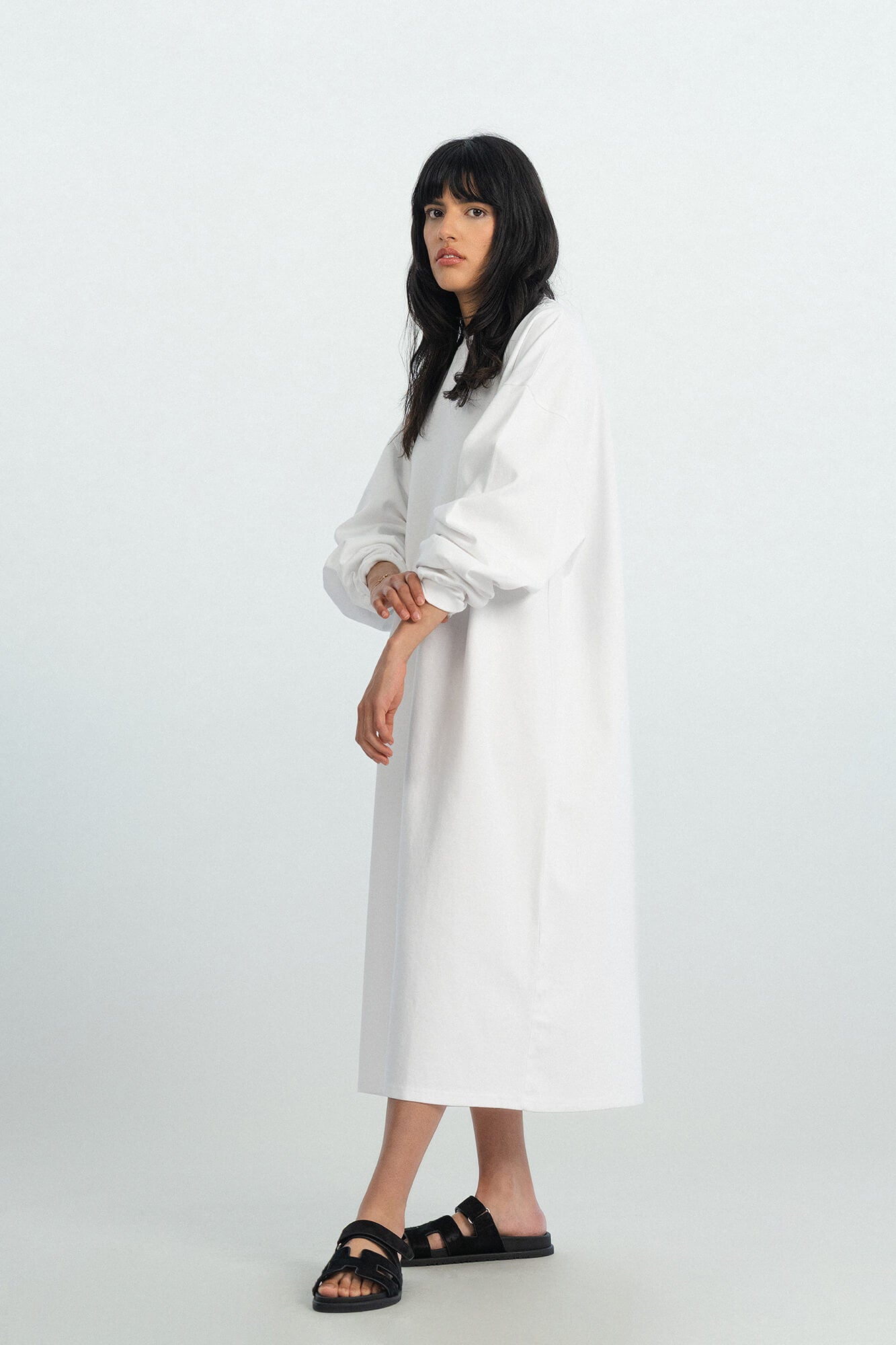 Langarmkleid Sue in Weiß seitlich by VIVAL.STUDIO
