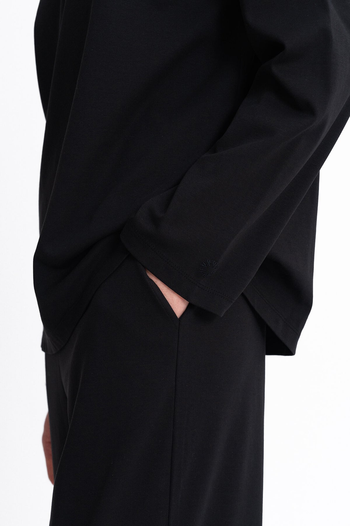 Langarmshirt Lou in schwarz Detail am Ärmel by VIVAL.STUDIO