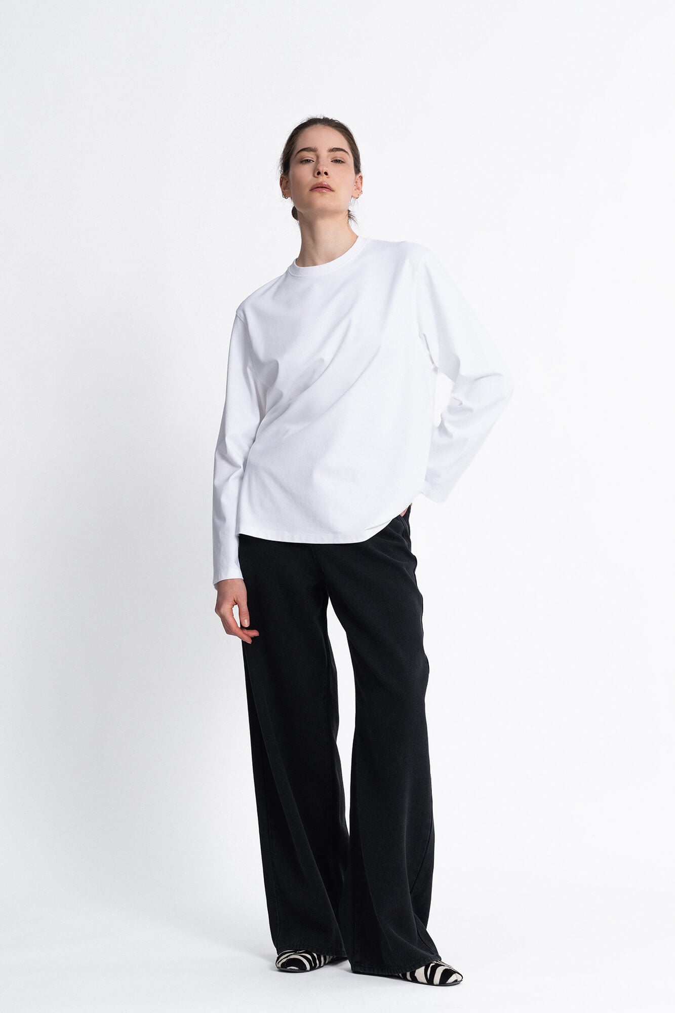 Langarmshirt Lou in Weiß von vorne by VIVAL.STUDIO