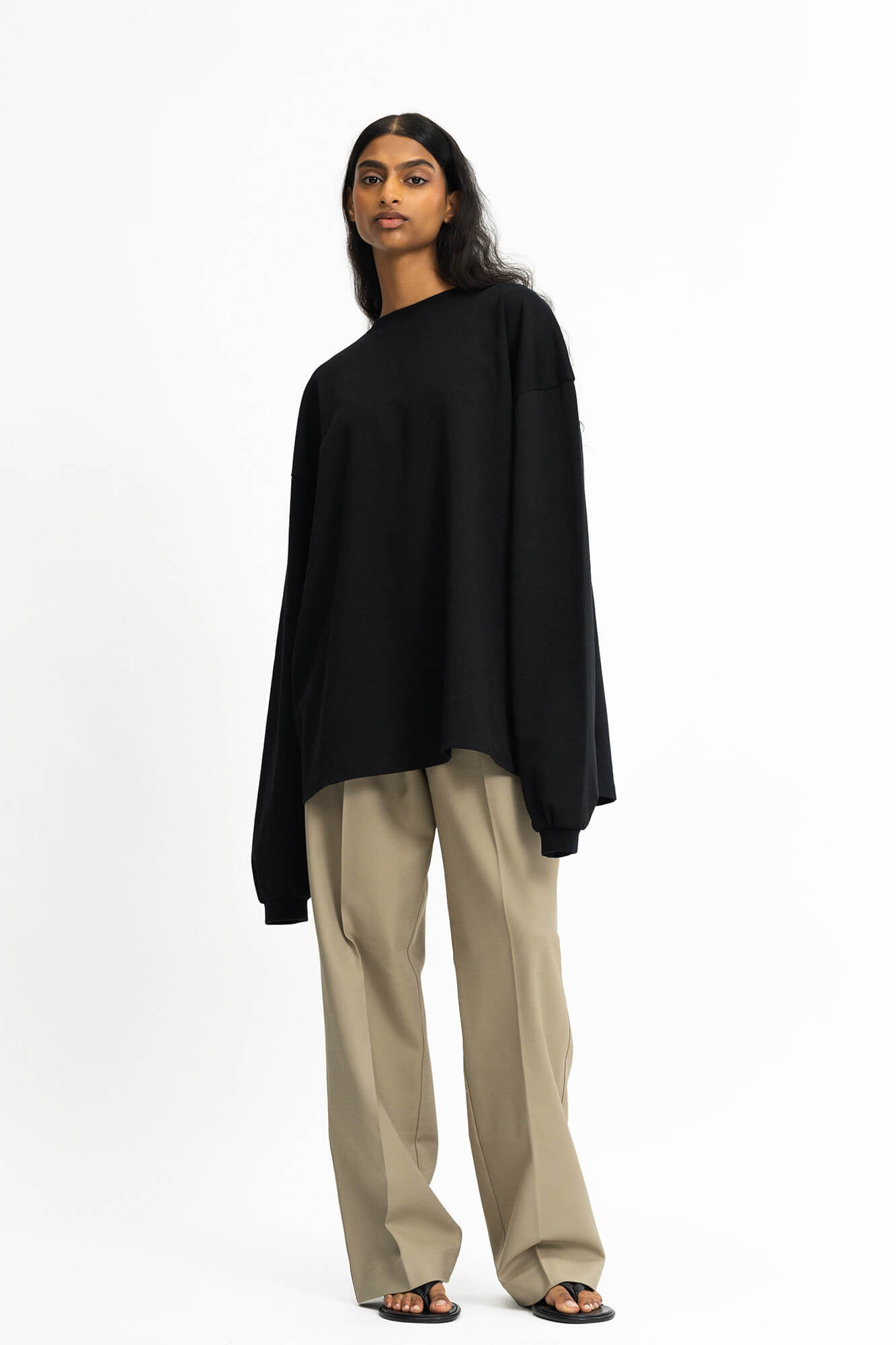 Langarmshirt Sue in Schwarz von vorne by VIVAL.STUDIO