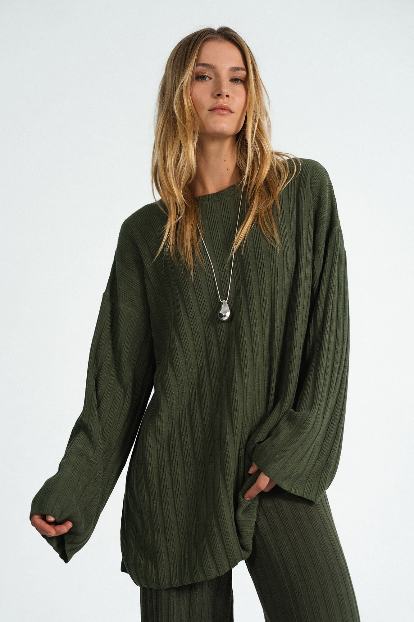 Langarmshirt Romy in Oliv von vorne by VIVAL.STUDIO