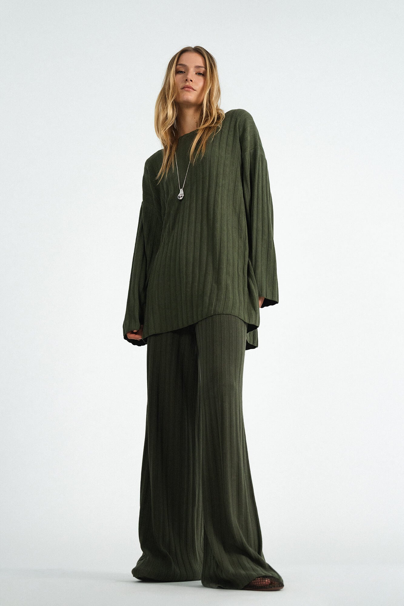 Langarmshirt Romy in Oliv von vorne by VIVAL.STUDIO