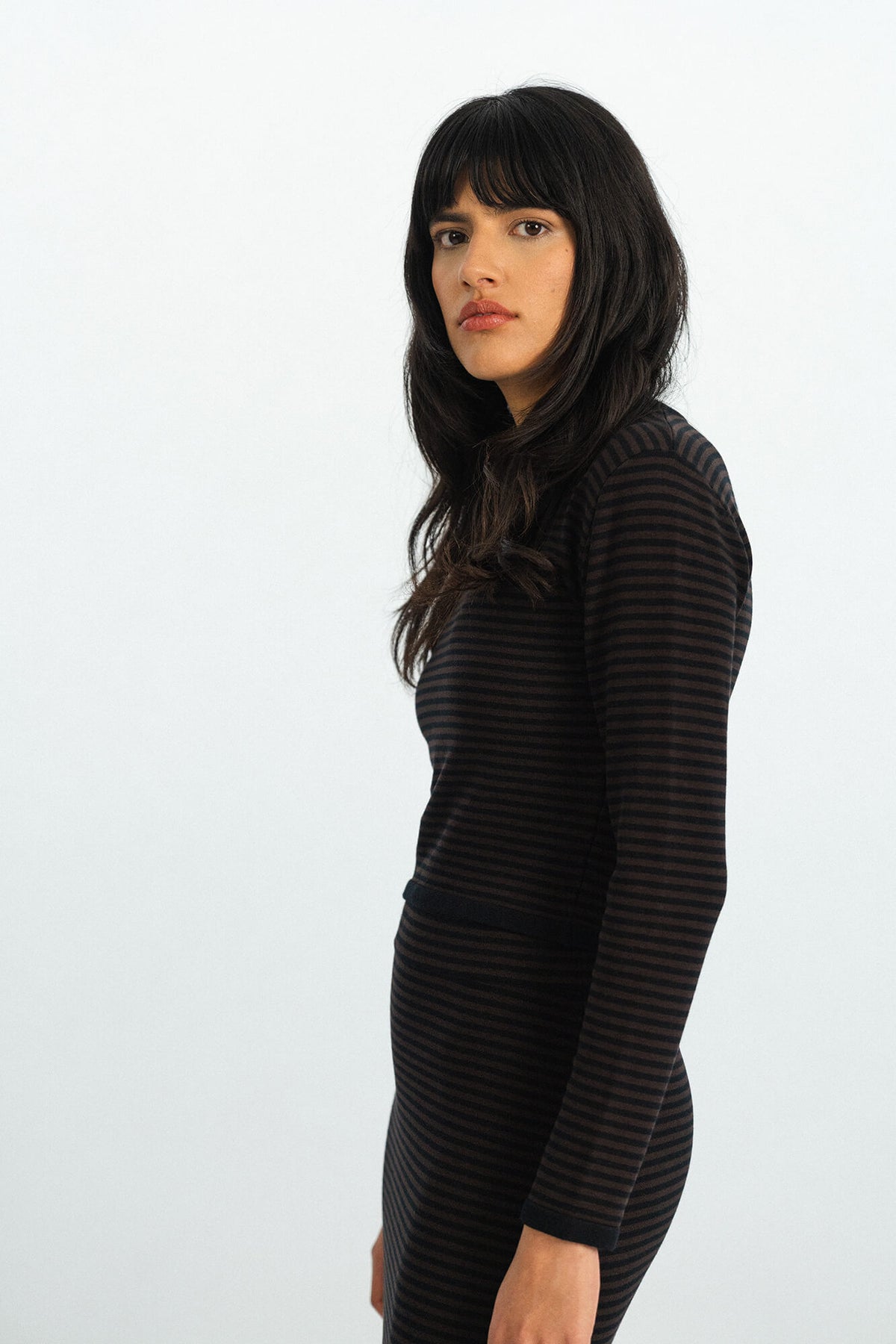 Langarmshirt Rim in Dunkelbraun Schwarz seitlich by VIVAL.STUDIO