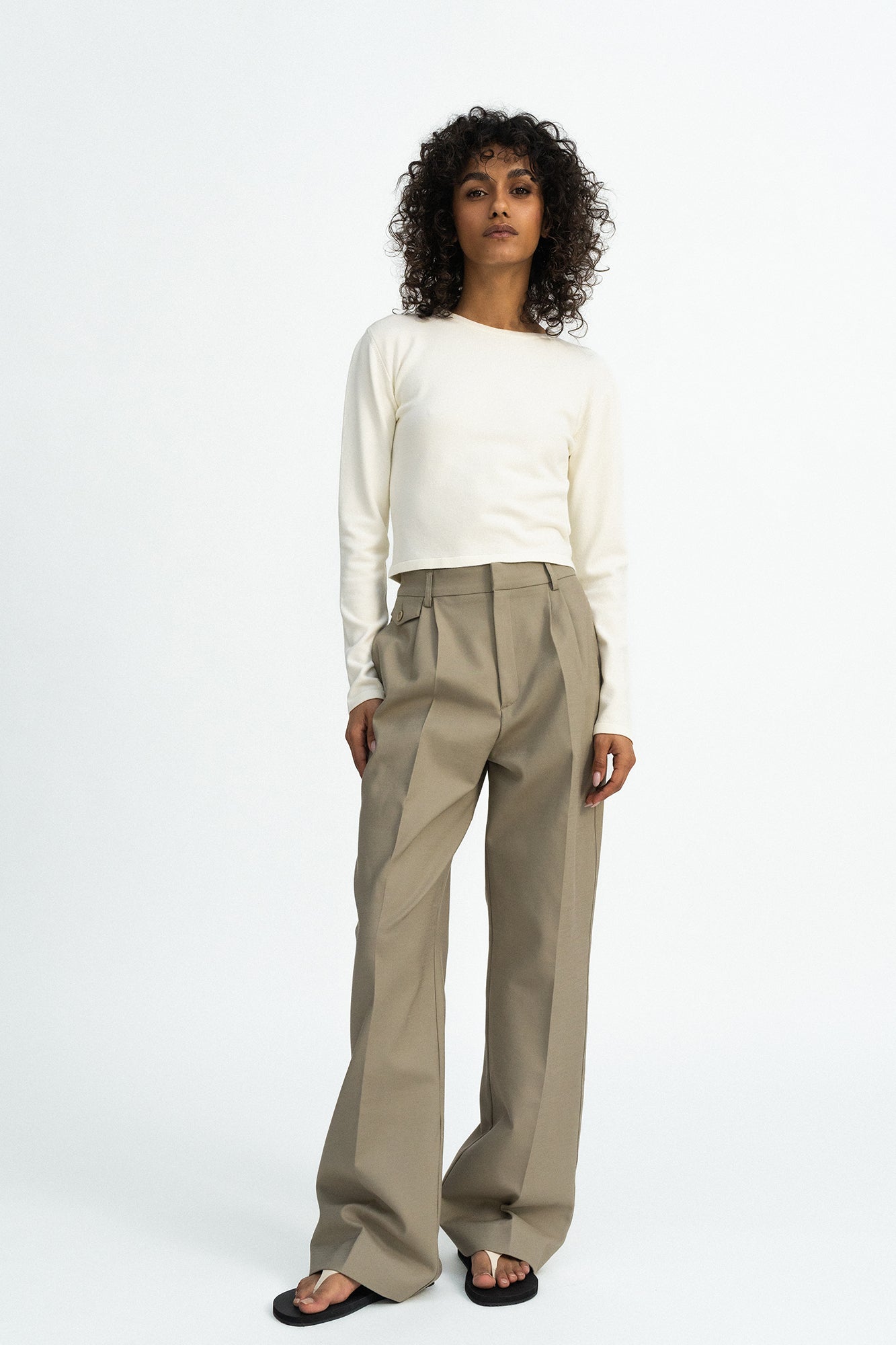 Hose Alba in Sandstone von vorne by VIVAL.STUDIO