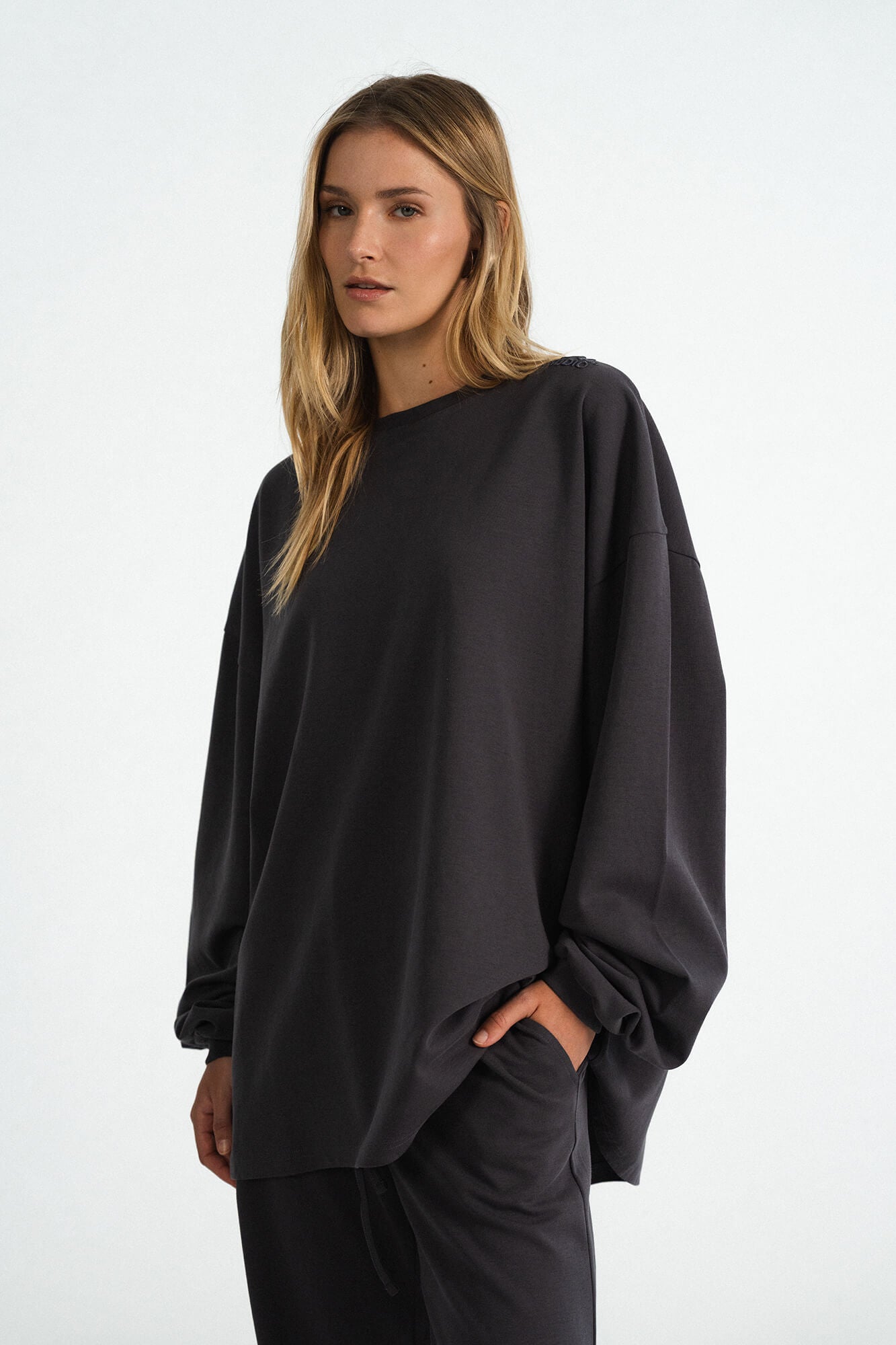 Langarmshirt Sue in Asphalt von vorne by VIVAL.STUDIO