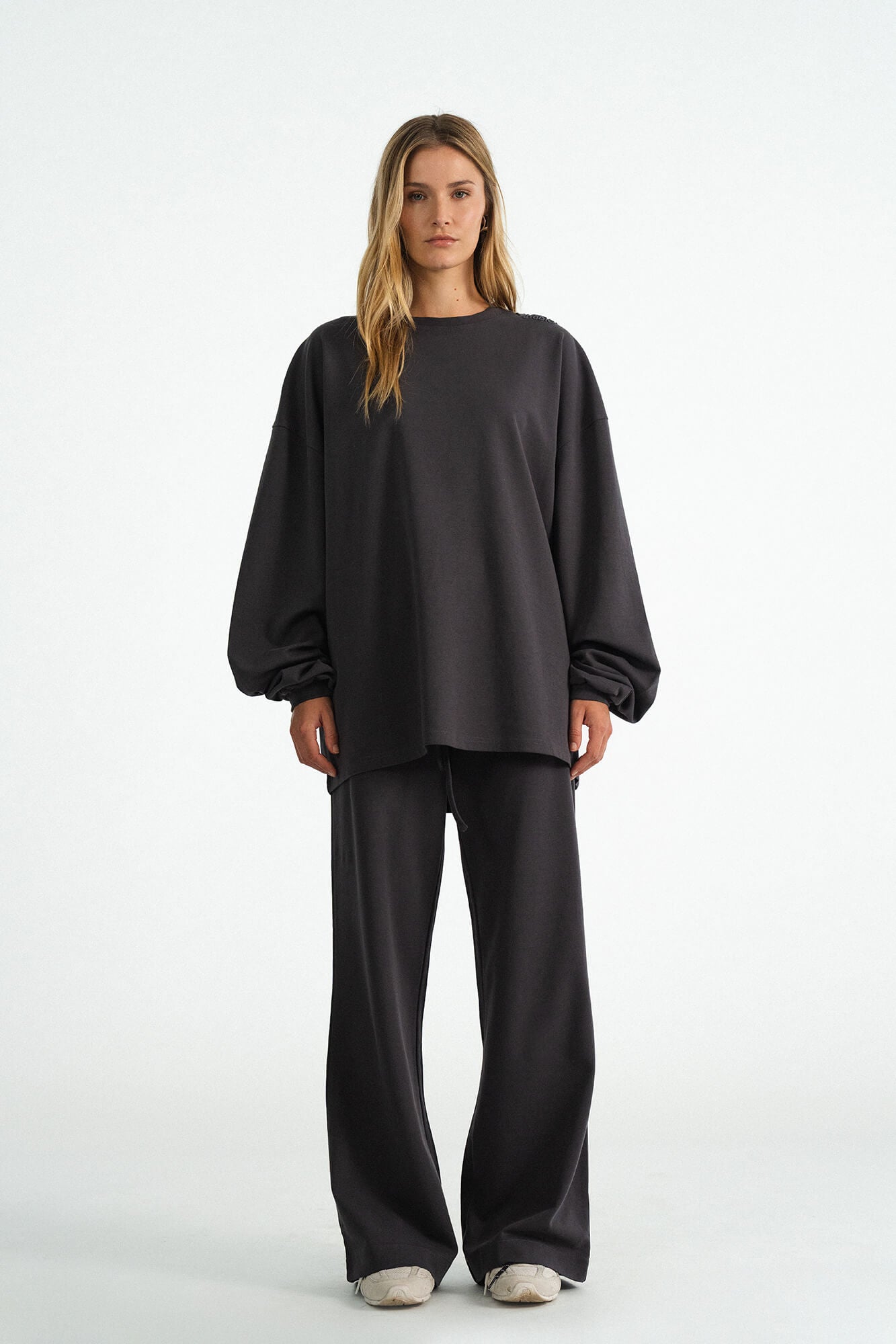 Langarmshirt Sue in Asphalt von vorne by VIVAL.STUDIO