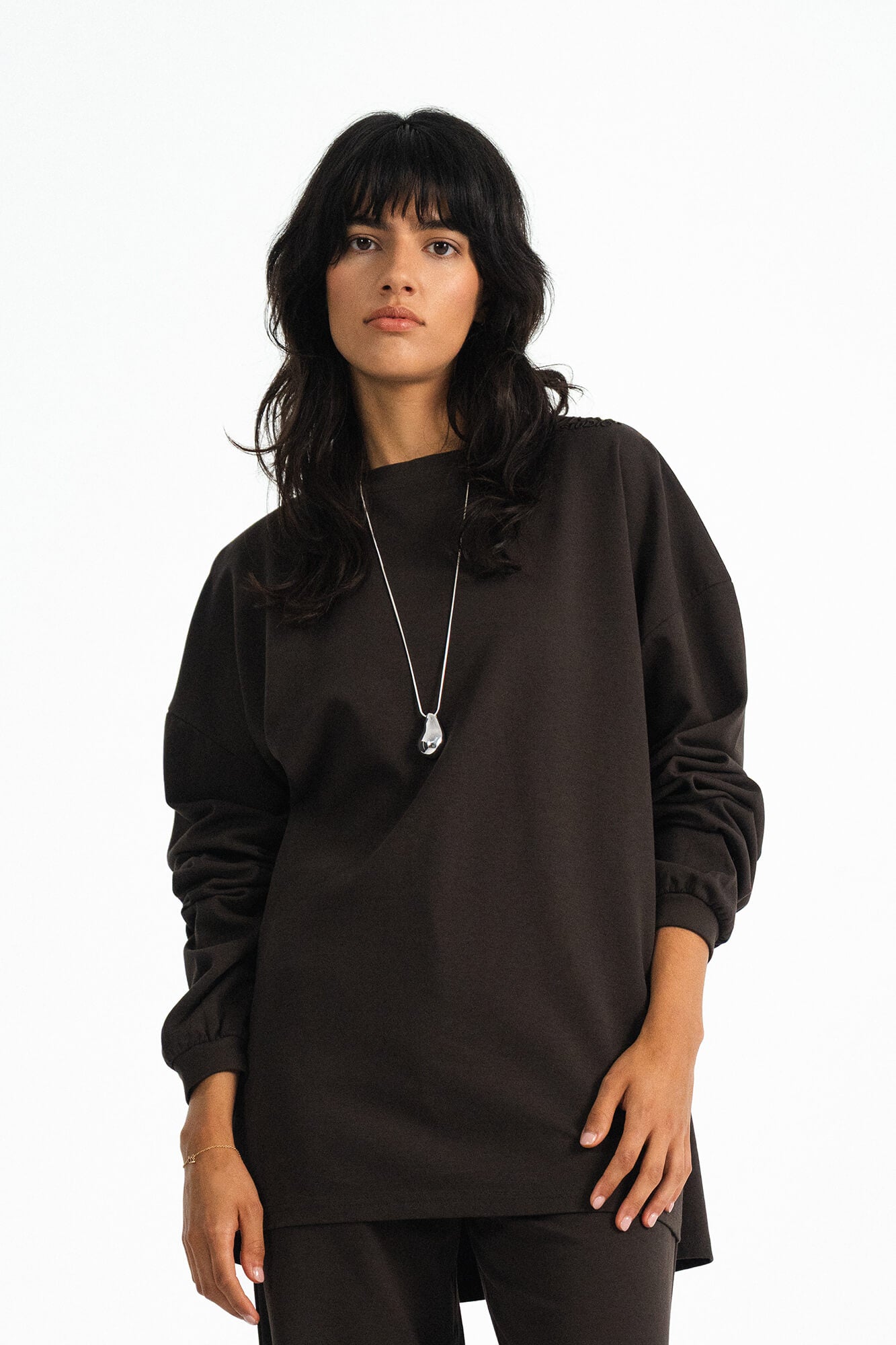 Langarmshirt Sue in Dunkelbraun von vorne by VIVAL.STUDIO