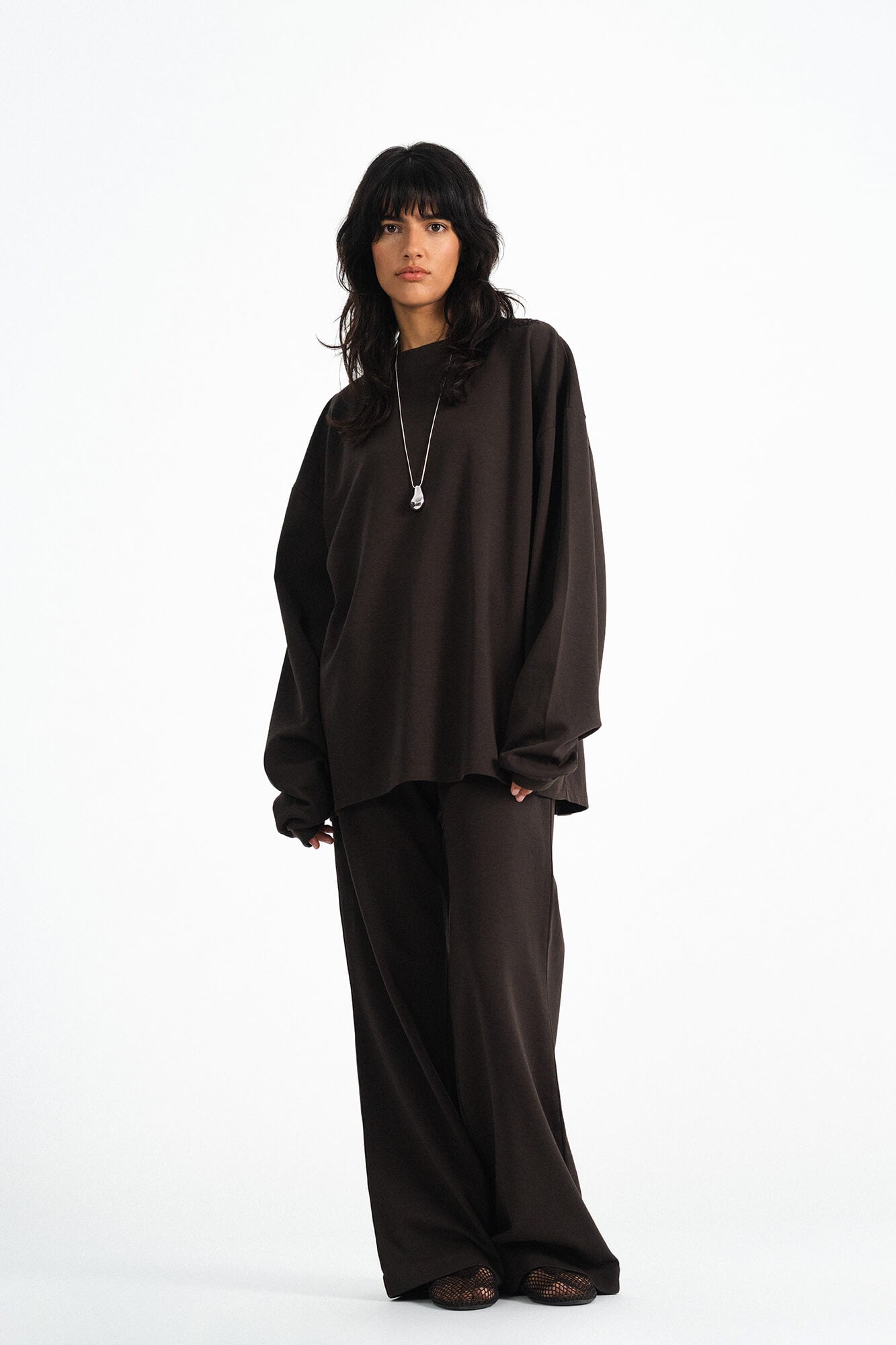 Langarmshirt Sue in Dunkelbraun von vorne by VIVAL.STUDIO