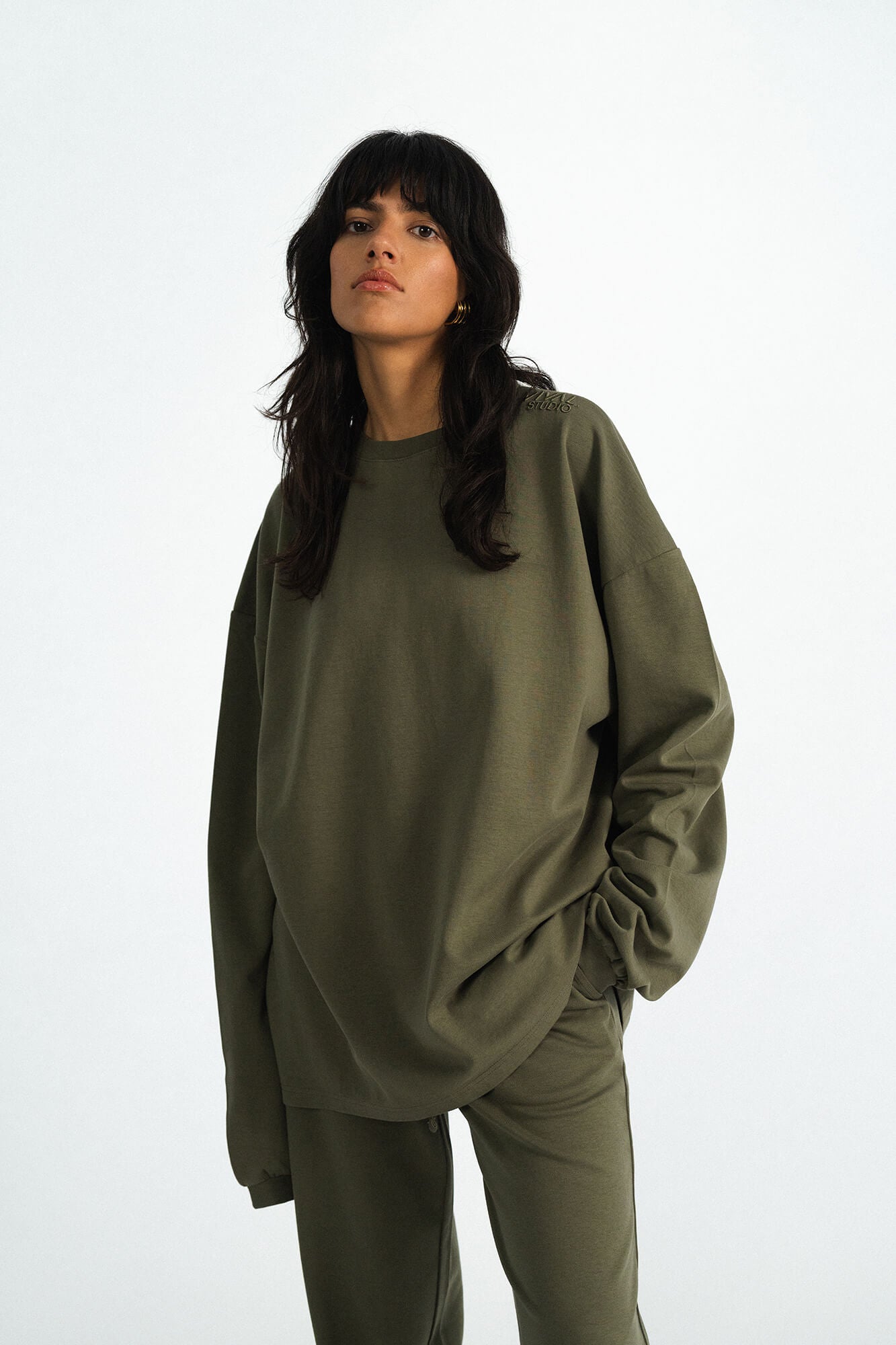 Langarmshirt Sue in Oliv von vorne by VIVAL.STUDIO