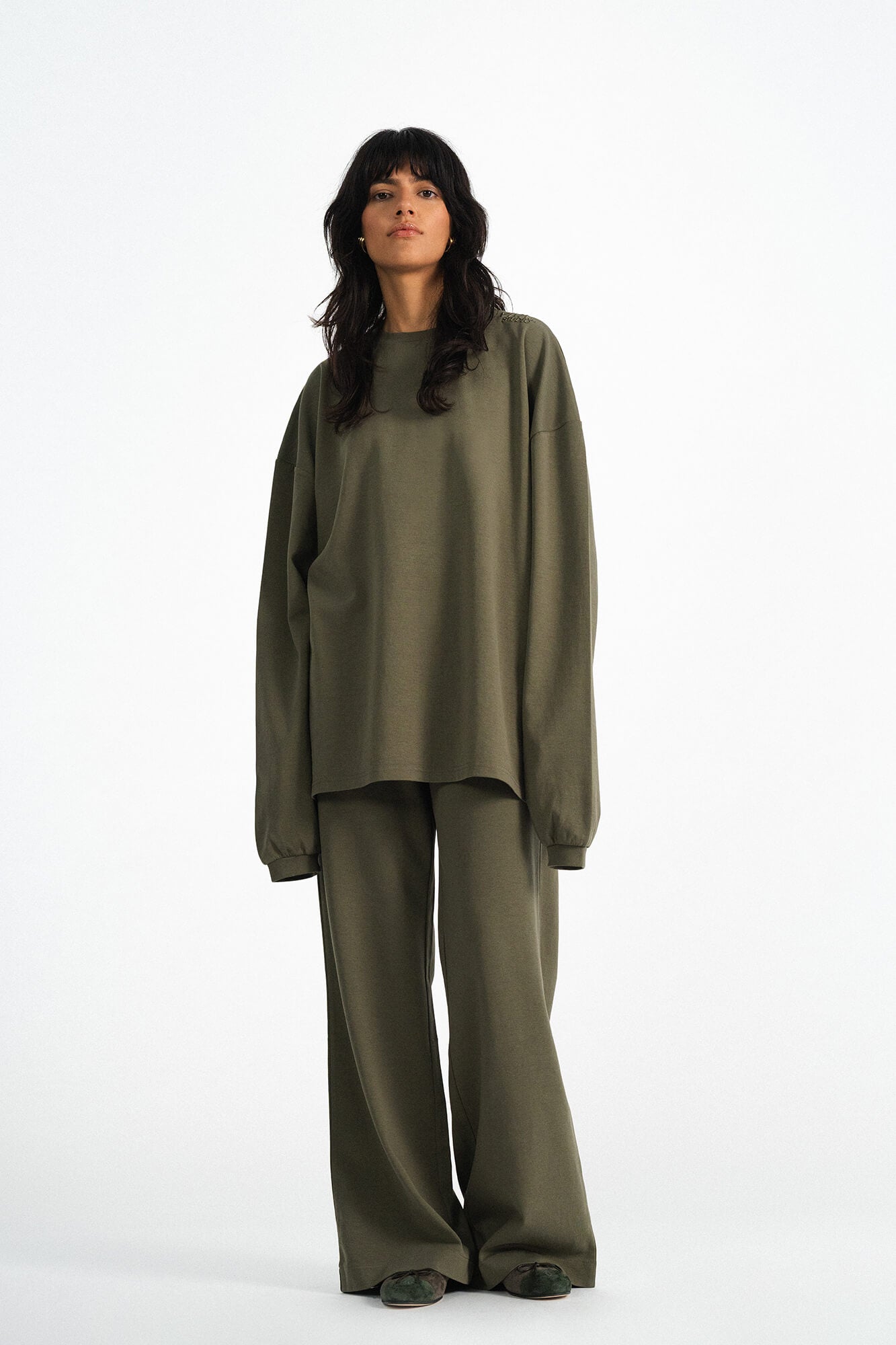 Langarmshirt Sue in Oliv von vorne by VIVAL.STUDIO