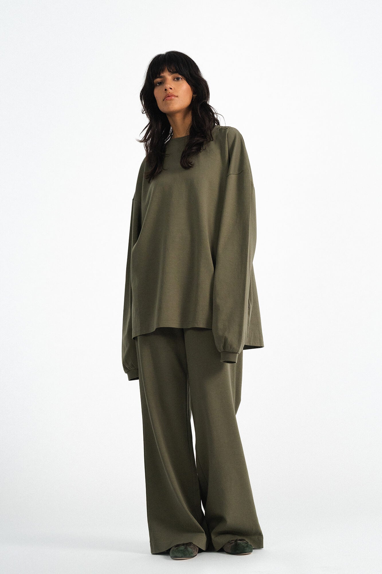 Langarmshirt Sue in Oliv von vorne by VIVAL.STUDIO