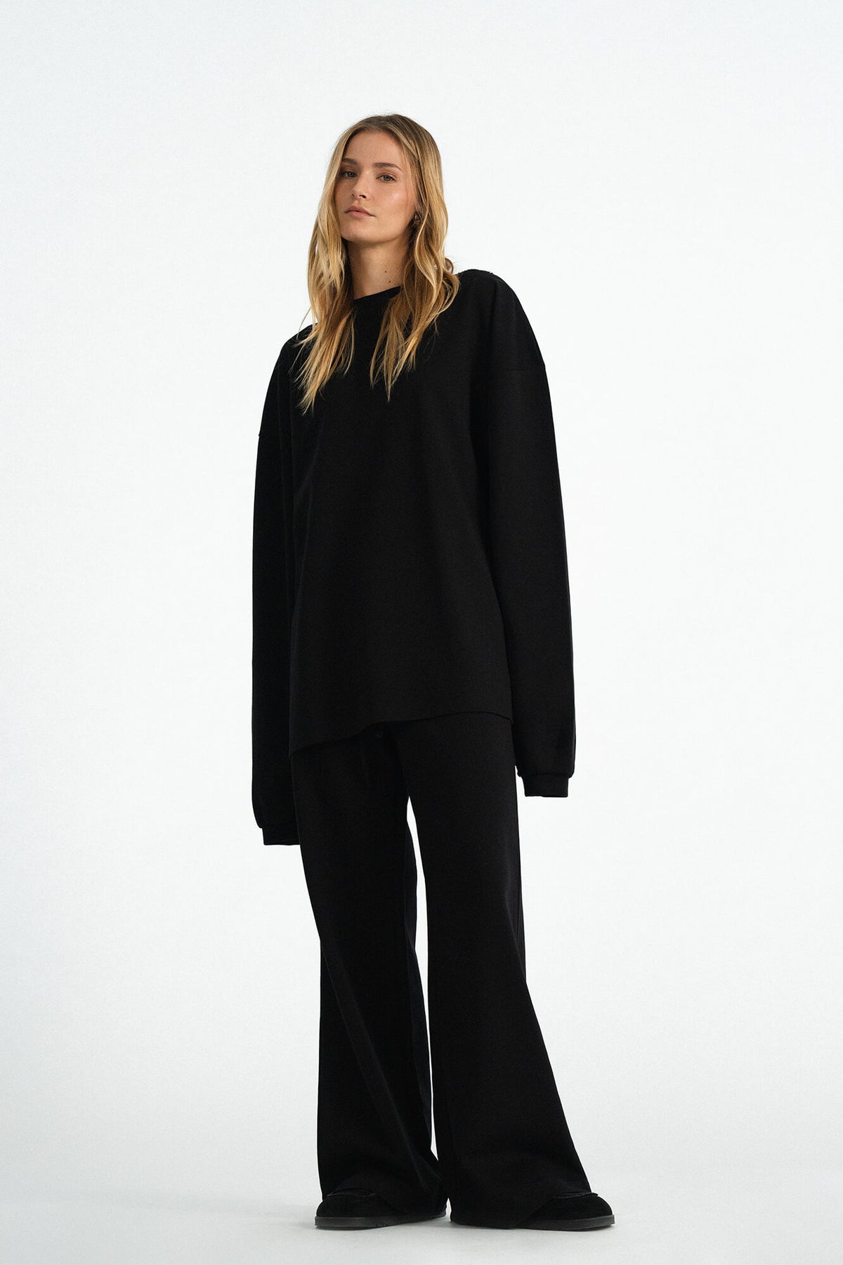 Langarmshirt Sue in Schwarz von vorne by VIVAL.STUDIO