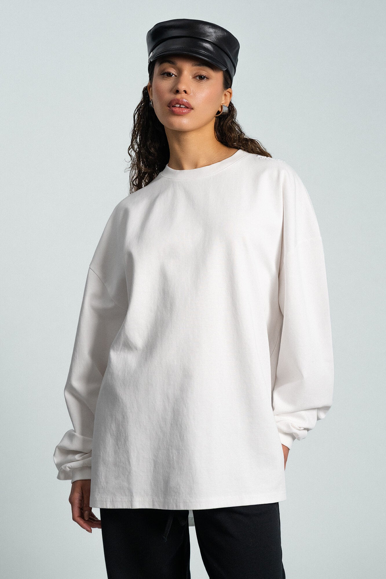 Langarmshirt Sue in Weiss von vorne by VIVAL.STUDIO