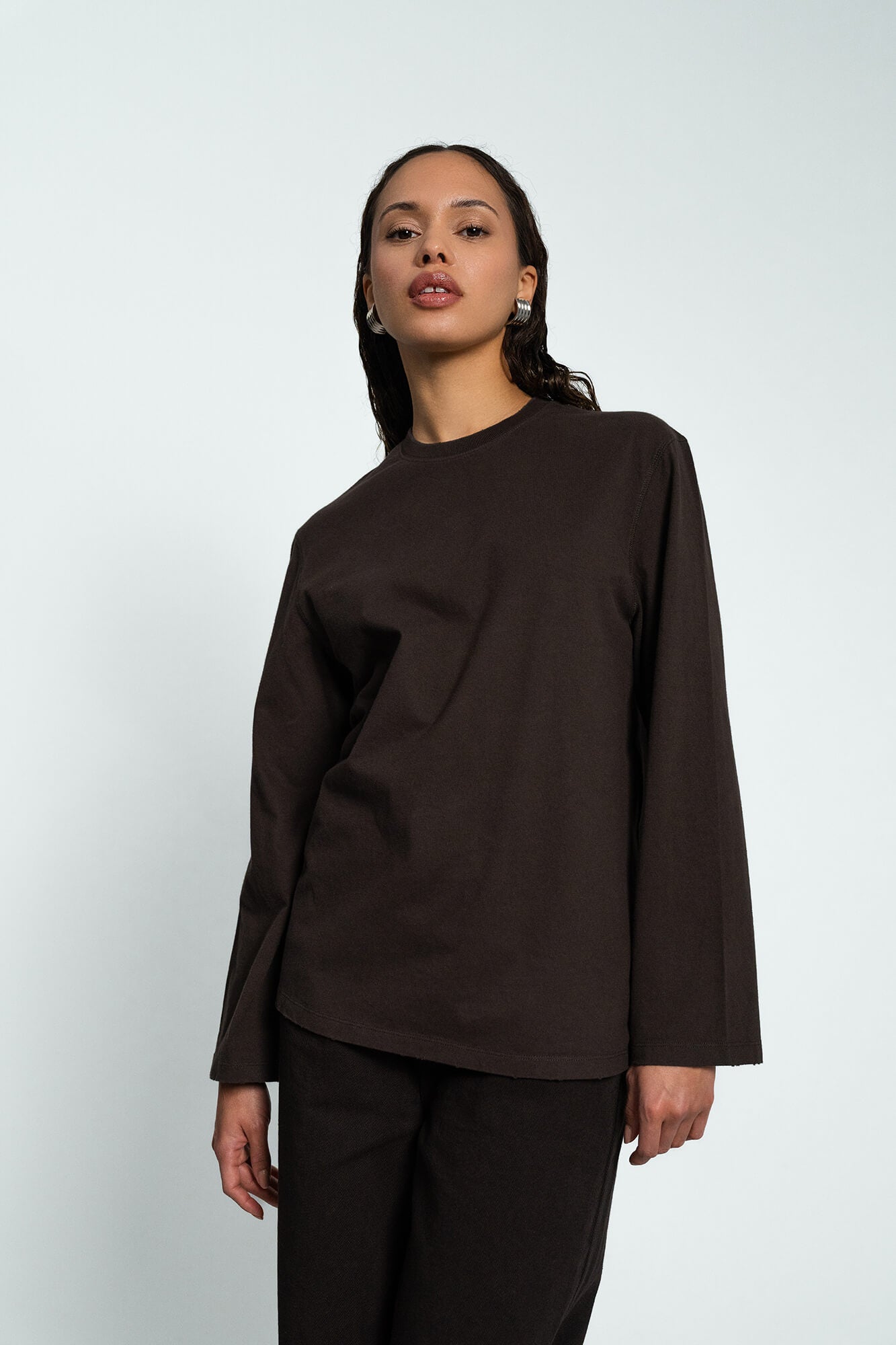 Langarmshirt Zoey in Dunkelbraun von vorne by VIVAL.STUDIO