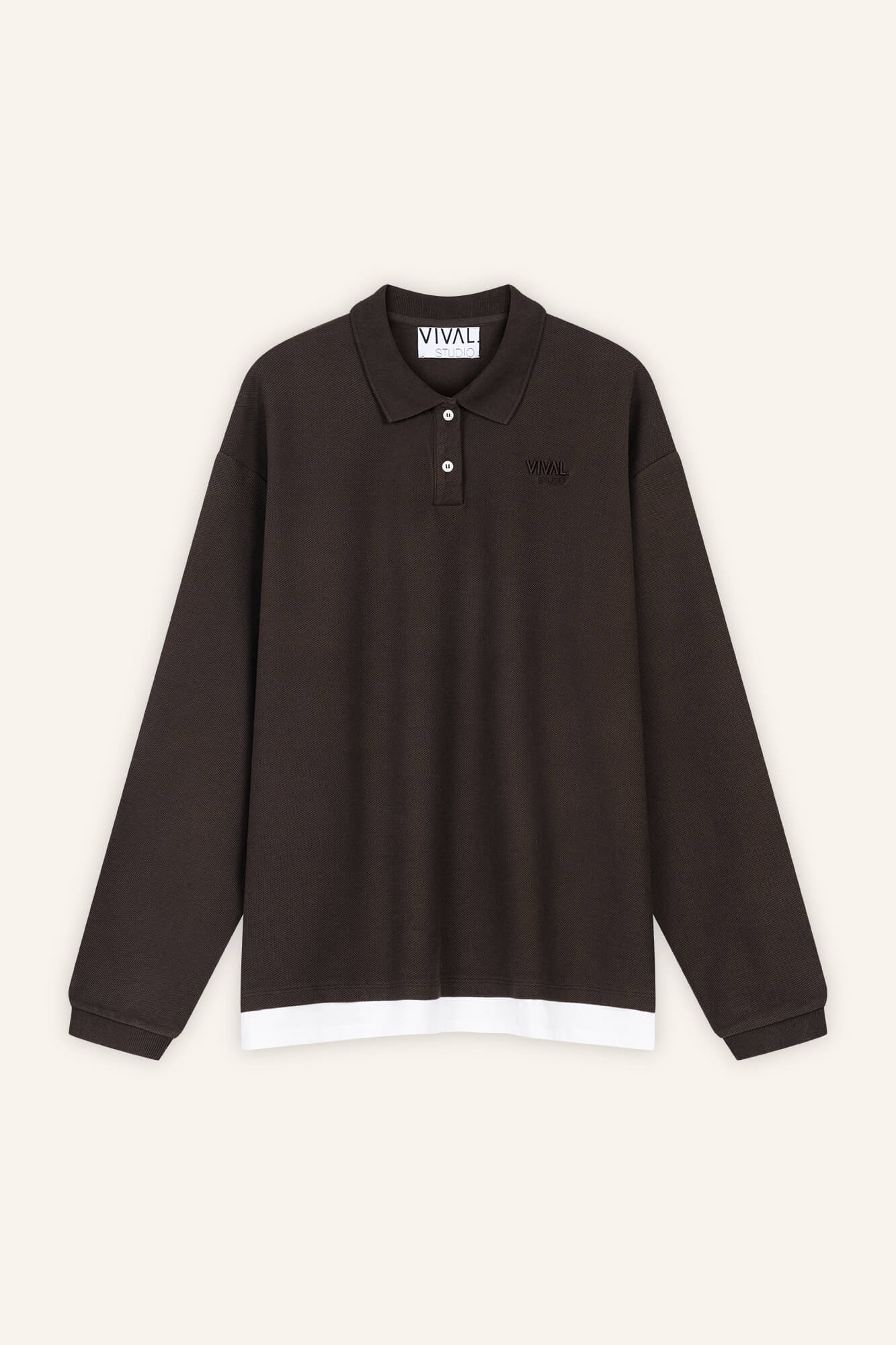 Langarmshirt mit Polokragen Pat in Dunkelbraun von vorne by VIVAL.STUDIO