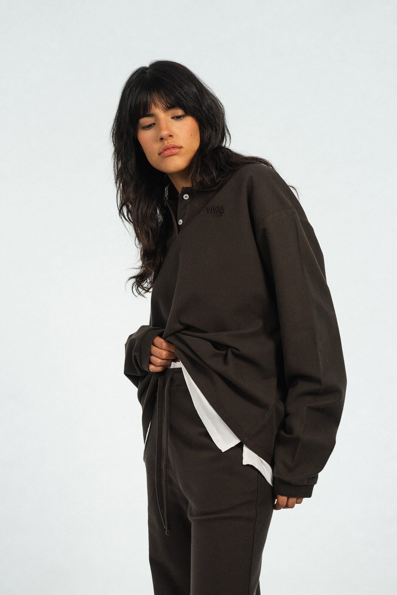 Langarmshirt mit Polokragen Pat in Dunkelbraun von vorne by VIVAL.STUDIO