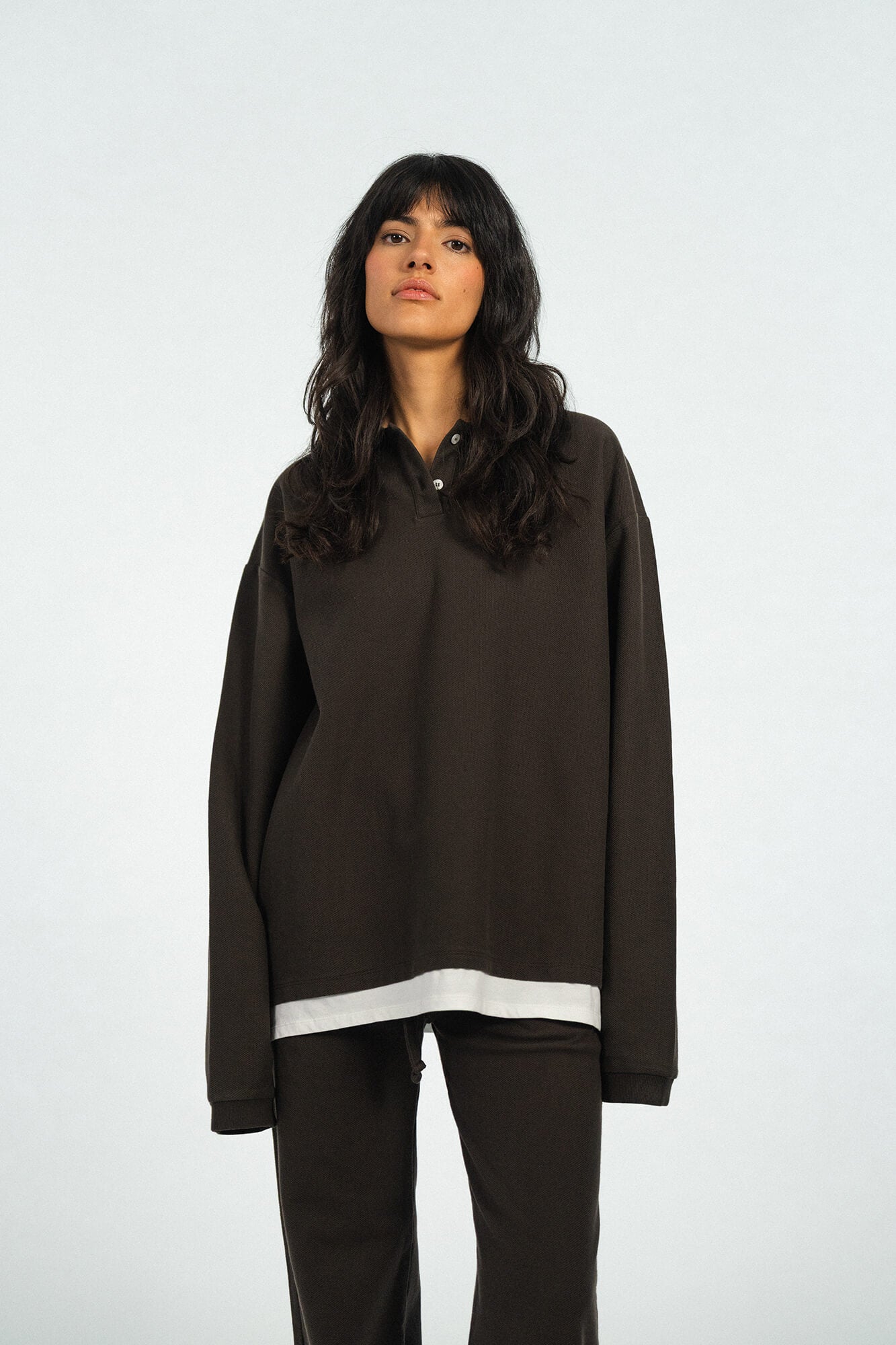 Langarmshirt mit Polokragen Pat in Dunkelbraun von vorne by VIVAL.STUDIO